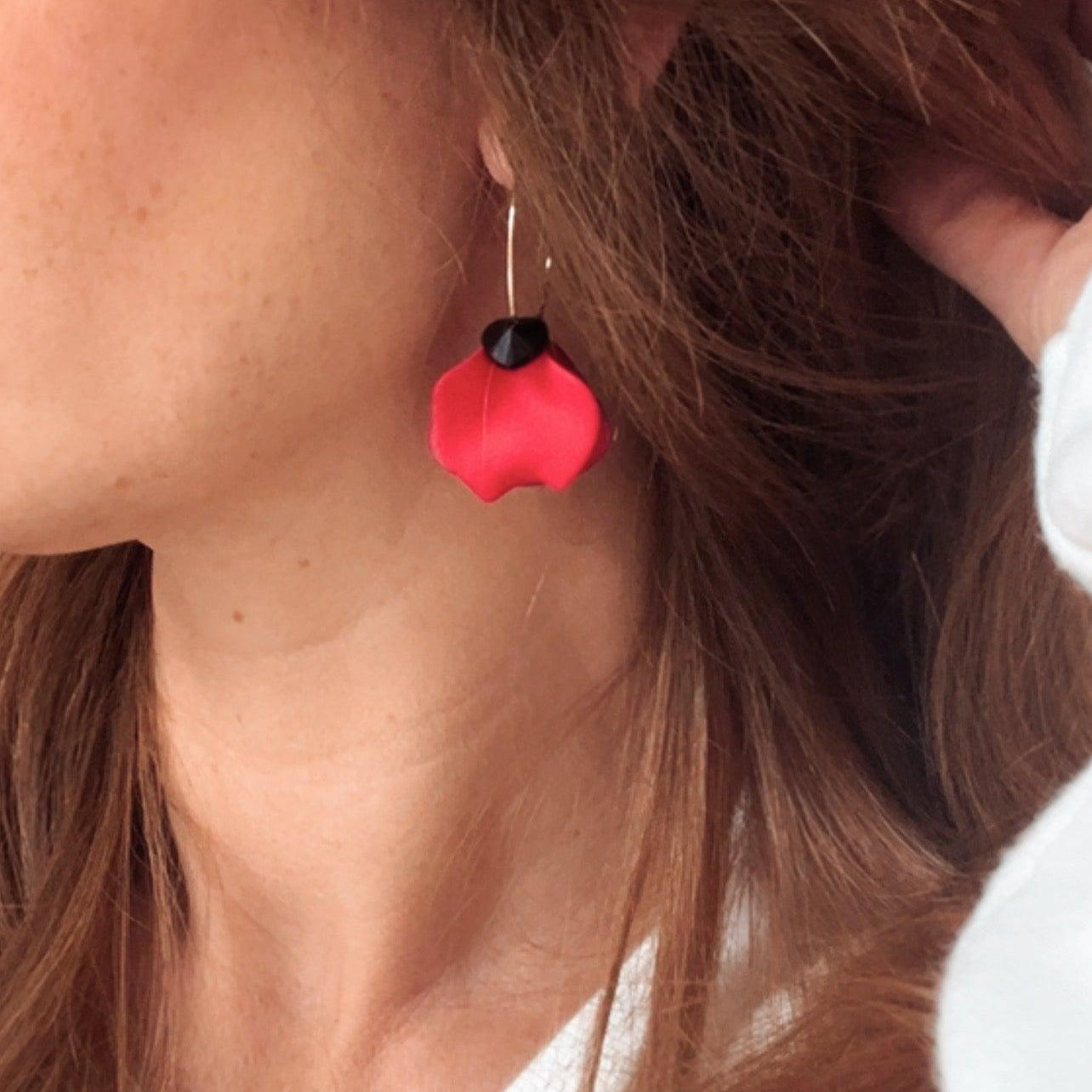 Boucles d’oreilles MARIELLE pétales rouges et cœurs cristal noirs - Créations Uniques - Créations Uniques