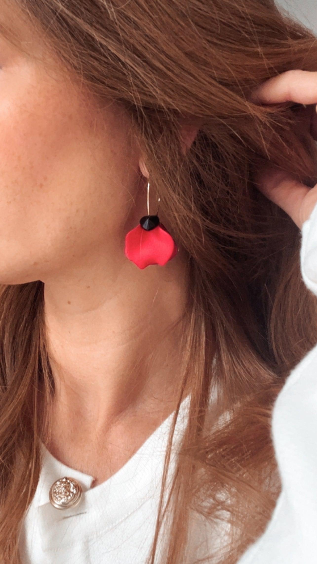 Boucles d’oreilles MARIELLE pétales rouges et cœurs cristal noirs - Créations Uniques - Créations Uniques