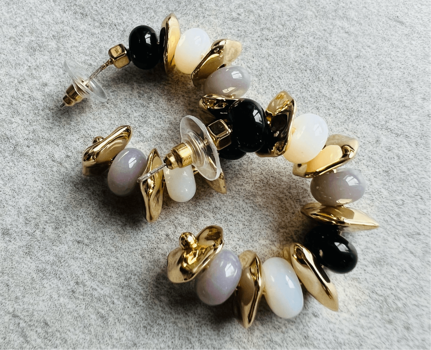 Boucles d’oreilles LOÏS créoles perles grises, blanches, noires et dorées - Créations Uniques