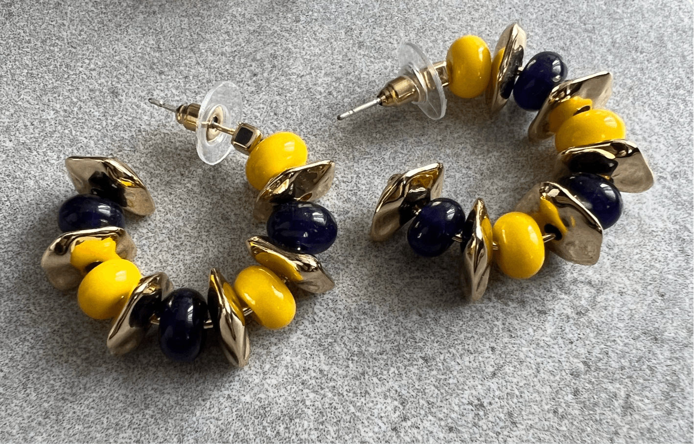 Boucles d’oreilles LOÏS créoles perles jaunes, noires et dorées - Créations Uniques