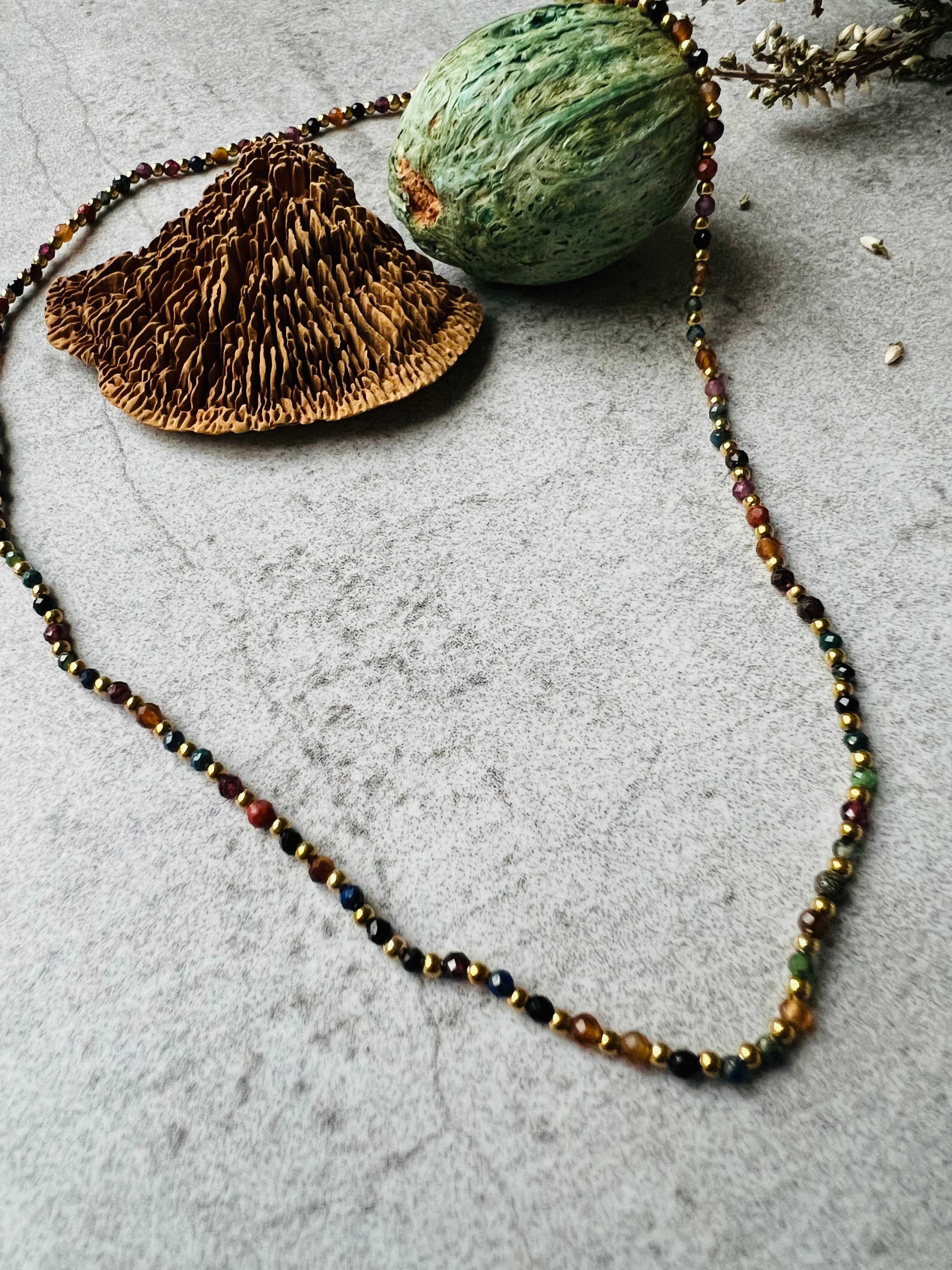 Collier EMILIE fines perles marron. ras de cou - Créations Uniques