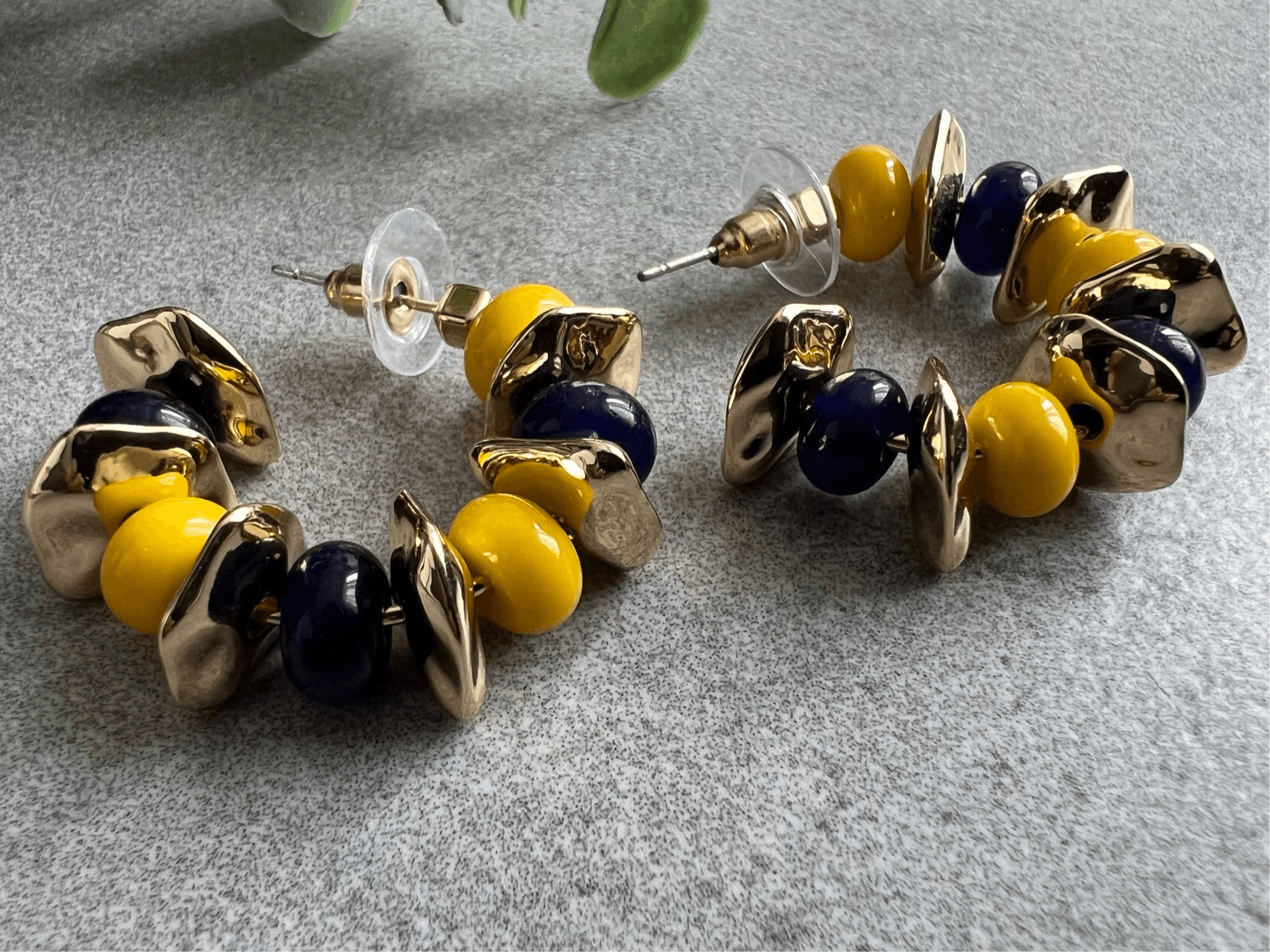 Boucles d’oreilles LOÏS créoles perles jaunes, noires et dorées - Créations Uniques