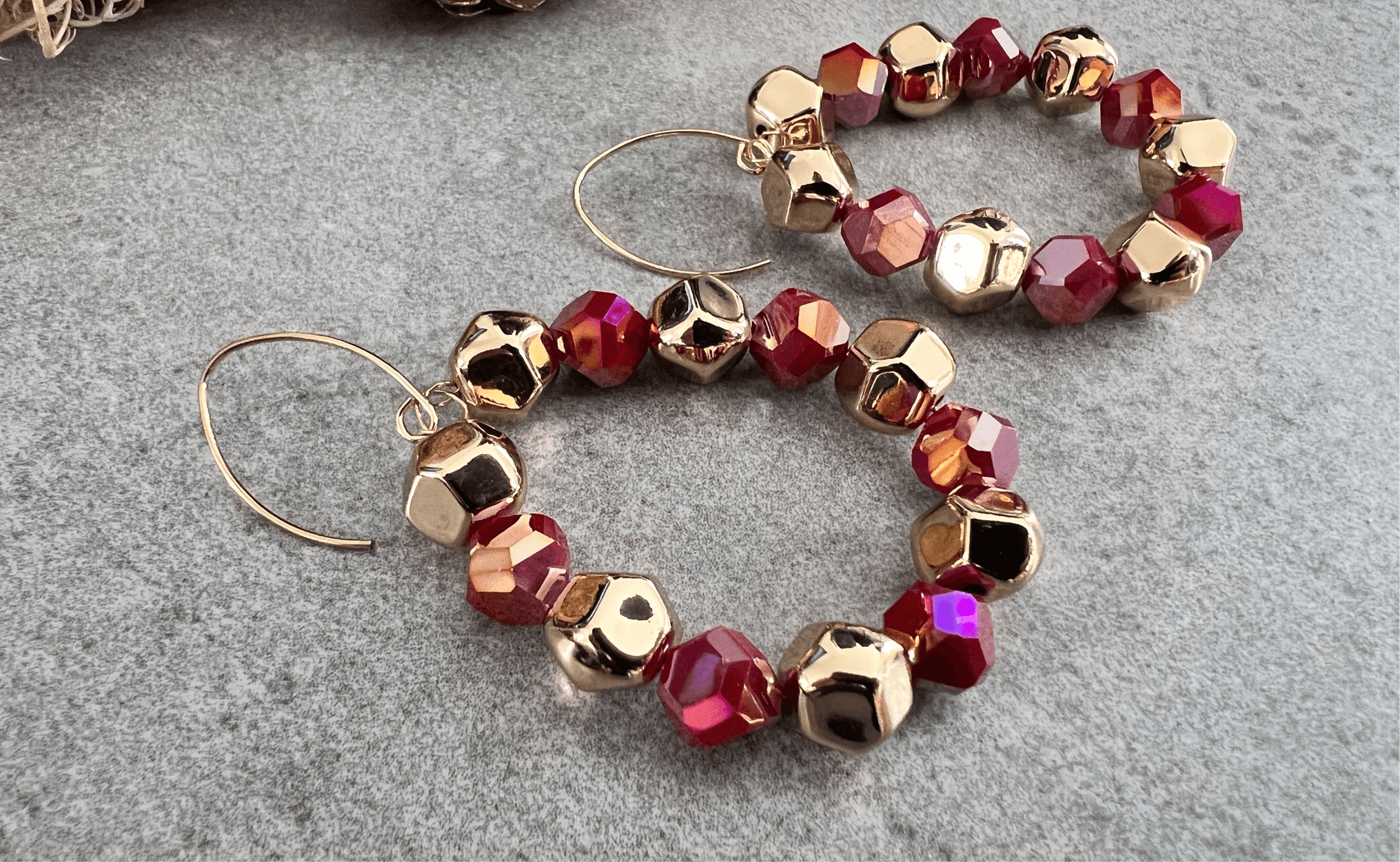 Boucles d’oreilles AMY - perles dorées et rose framboise - Créations Uniques