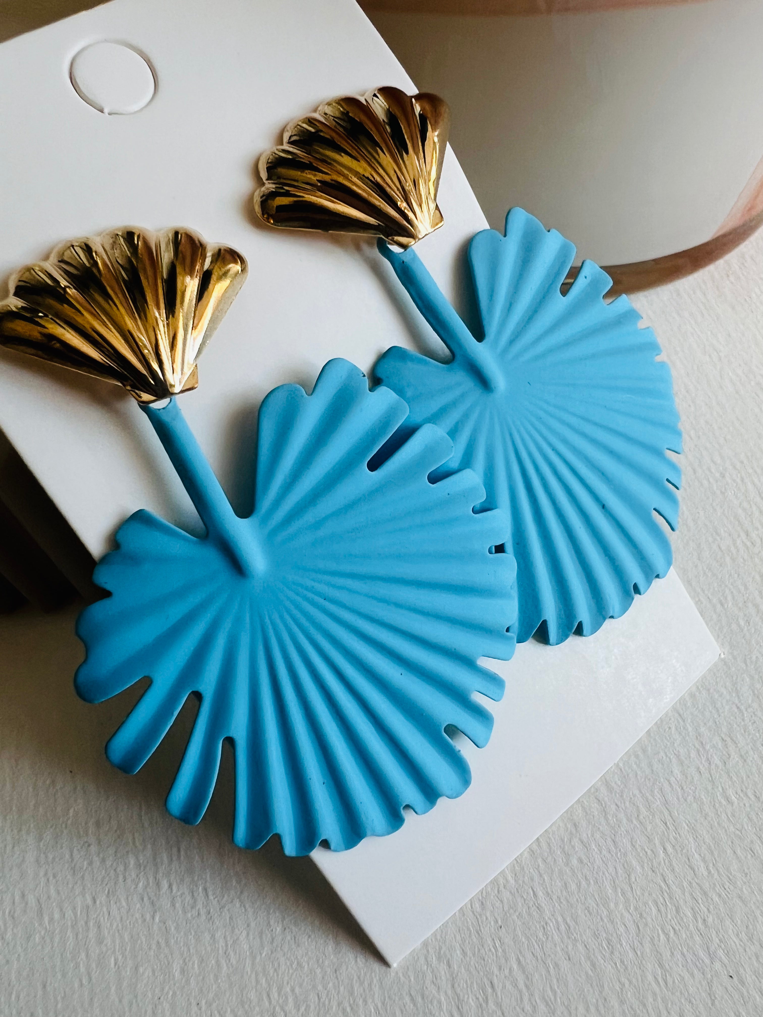 Boucles d’oreilles PHILOMENE feuilles tropicales bleu ciel - Créations Uniques