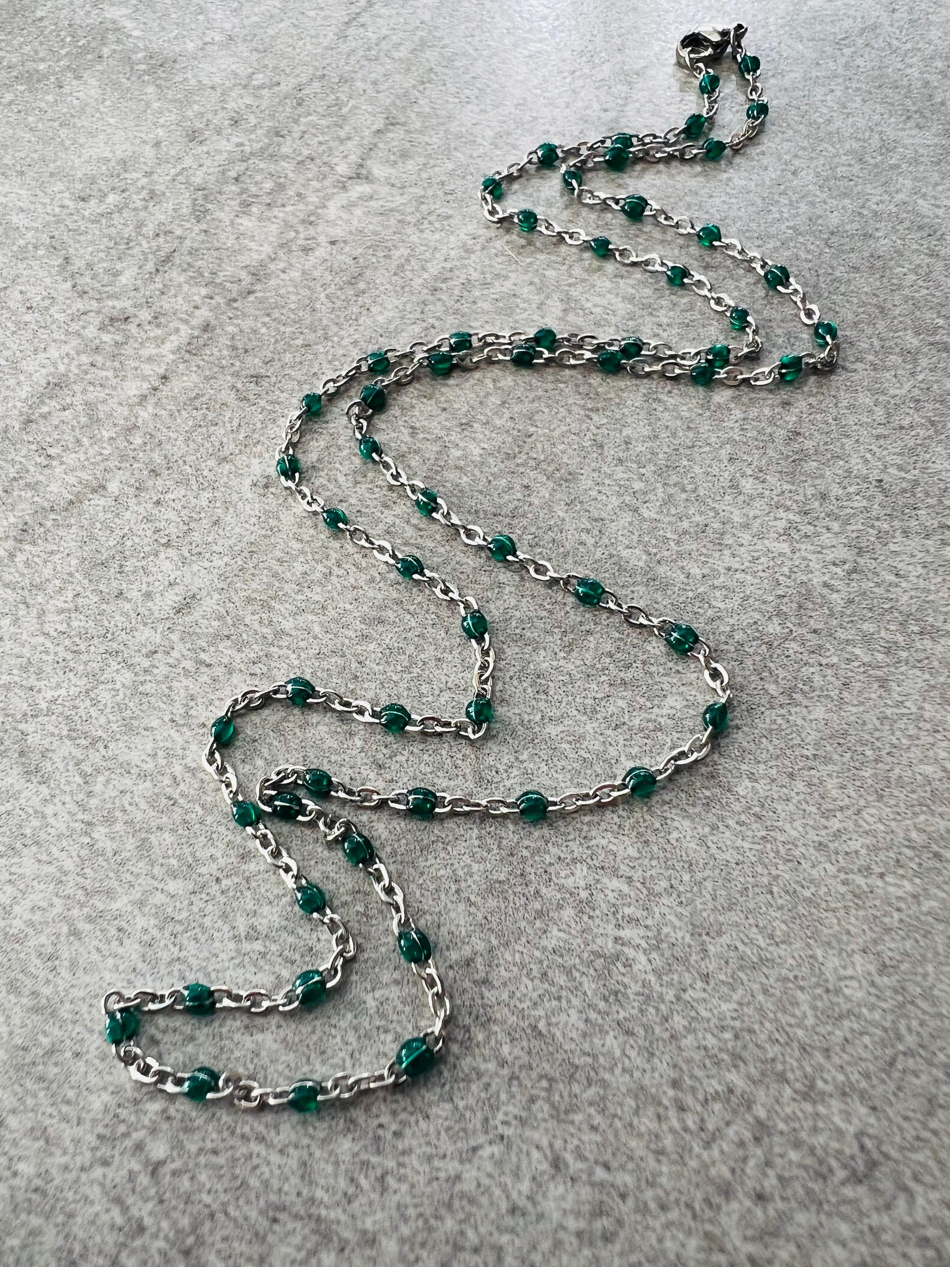 Collier ETHEL vert sapin perles résine chaîne argentée - Créations Uniques