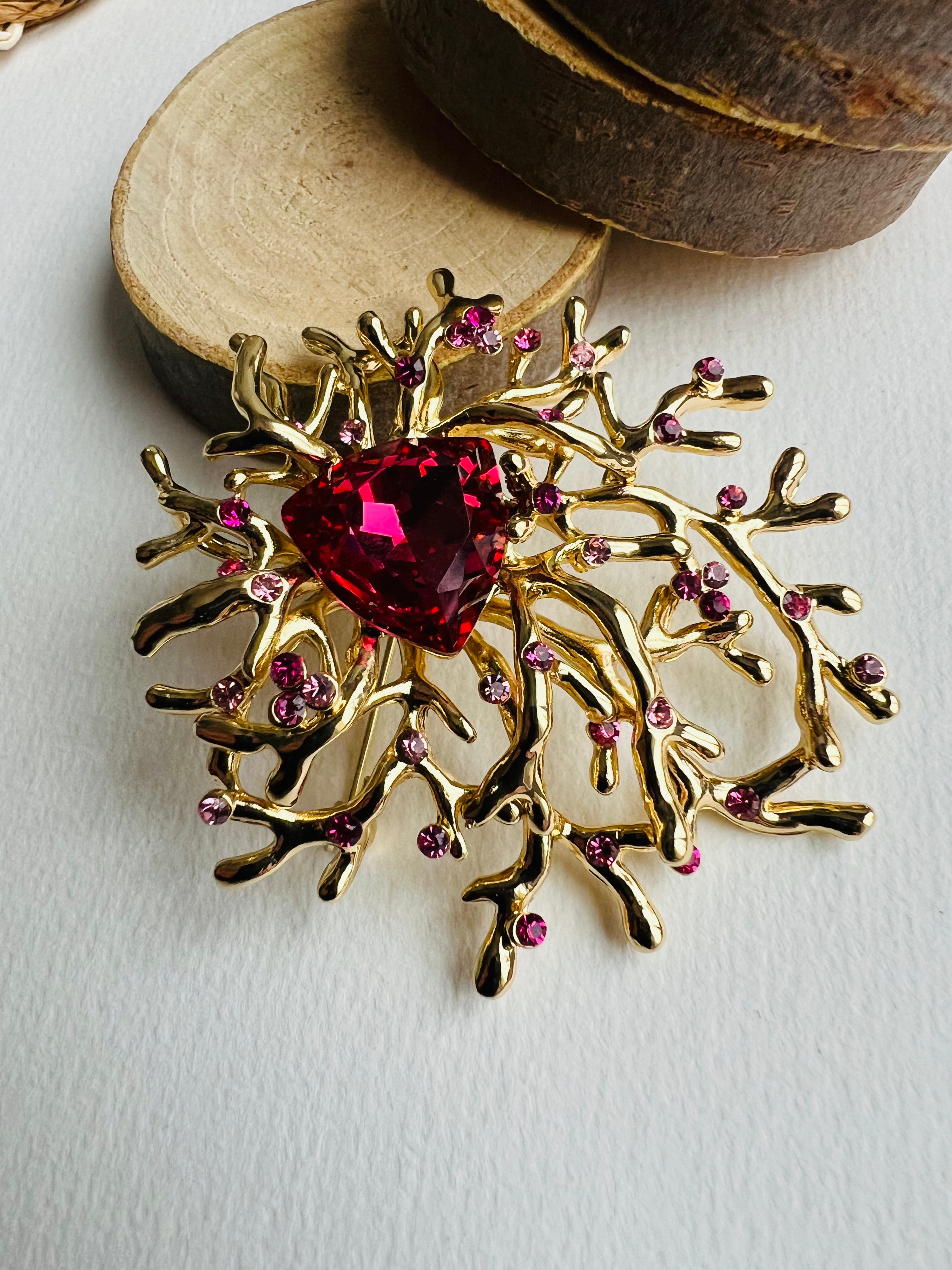 Broche NOEMI feuillage doré féerique strass rose Fushia - Créations Uniques