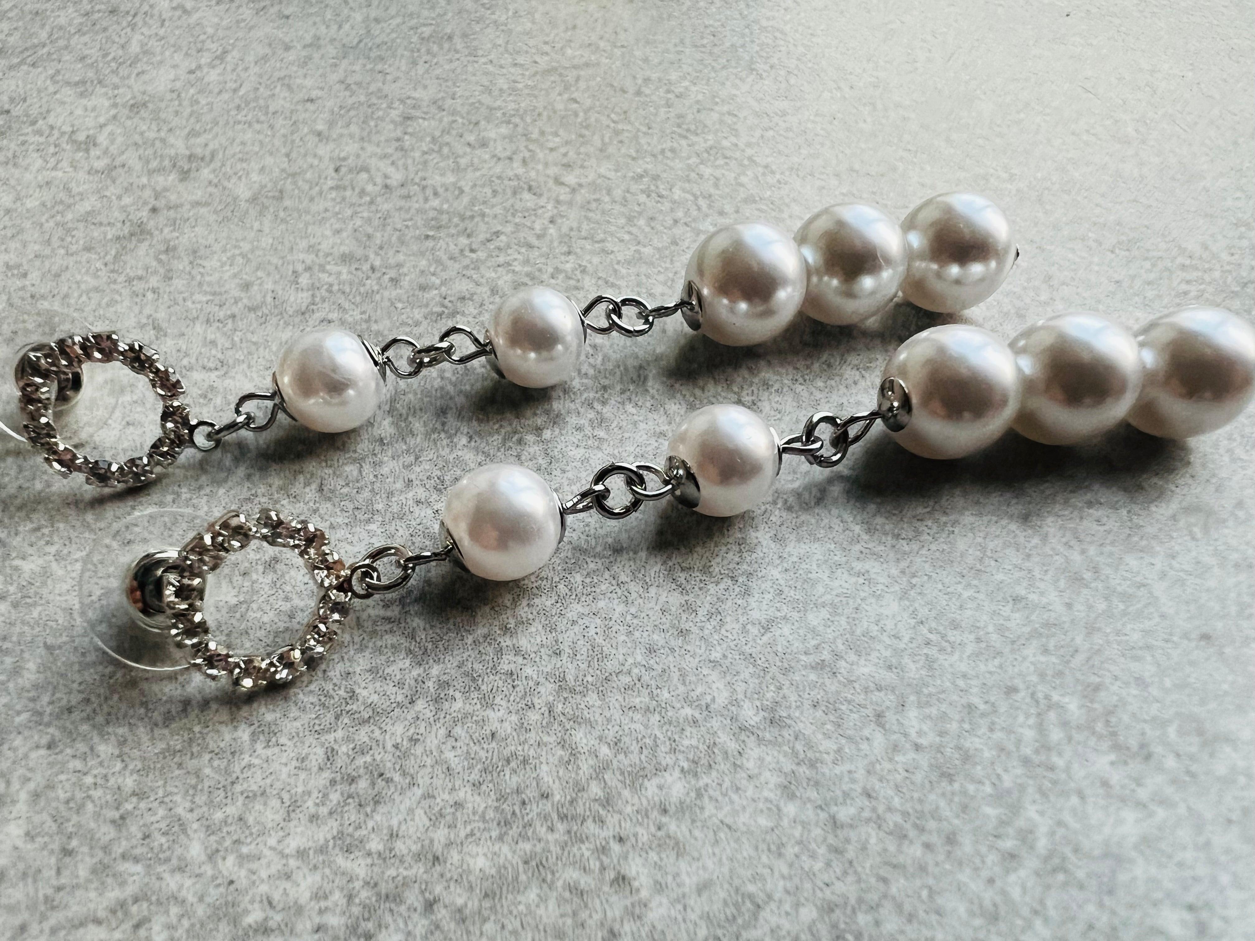 Boucles d’oreilles EVELYN perles blanc nacré clous strass - Créations Uniques