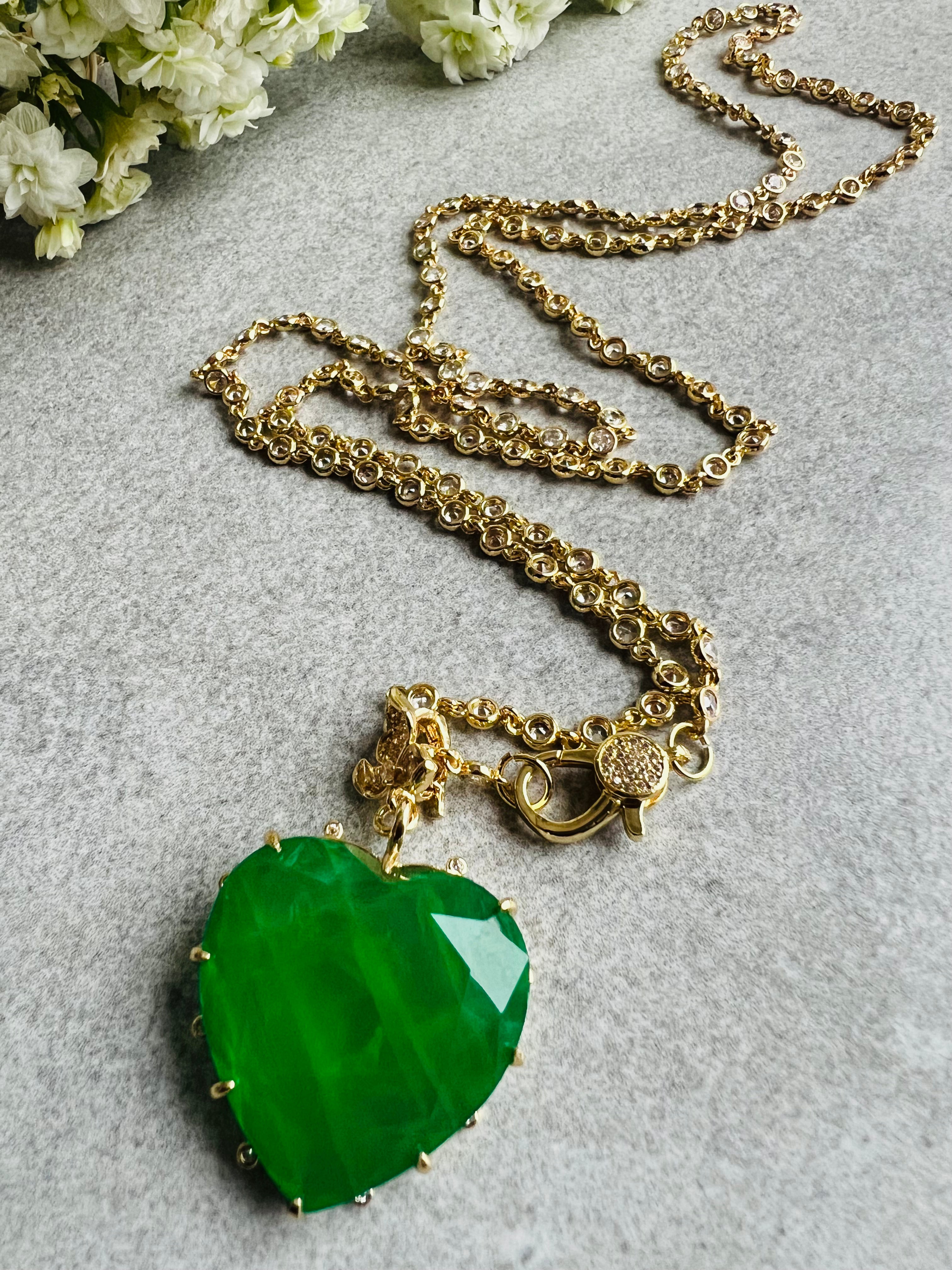 Collier TERRY sautoir pendentif cœur vert chaîne dorée diamantée - Créations Uniques