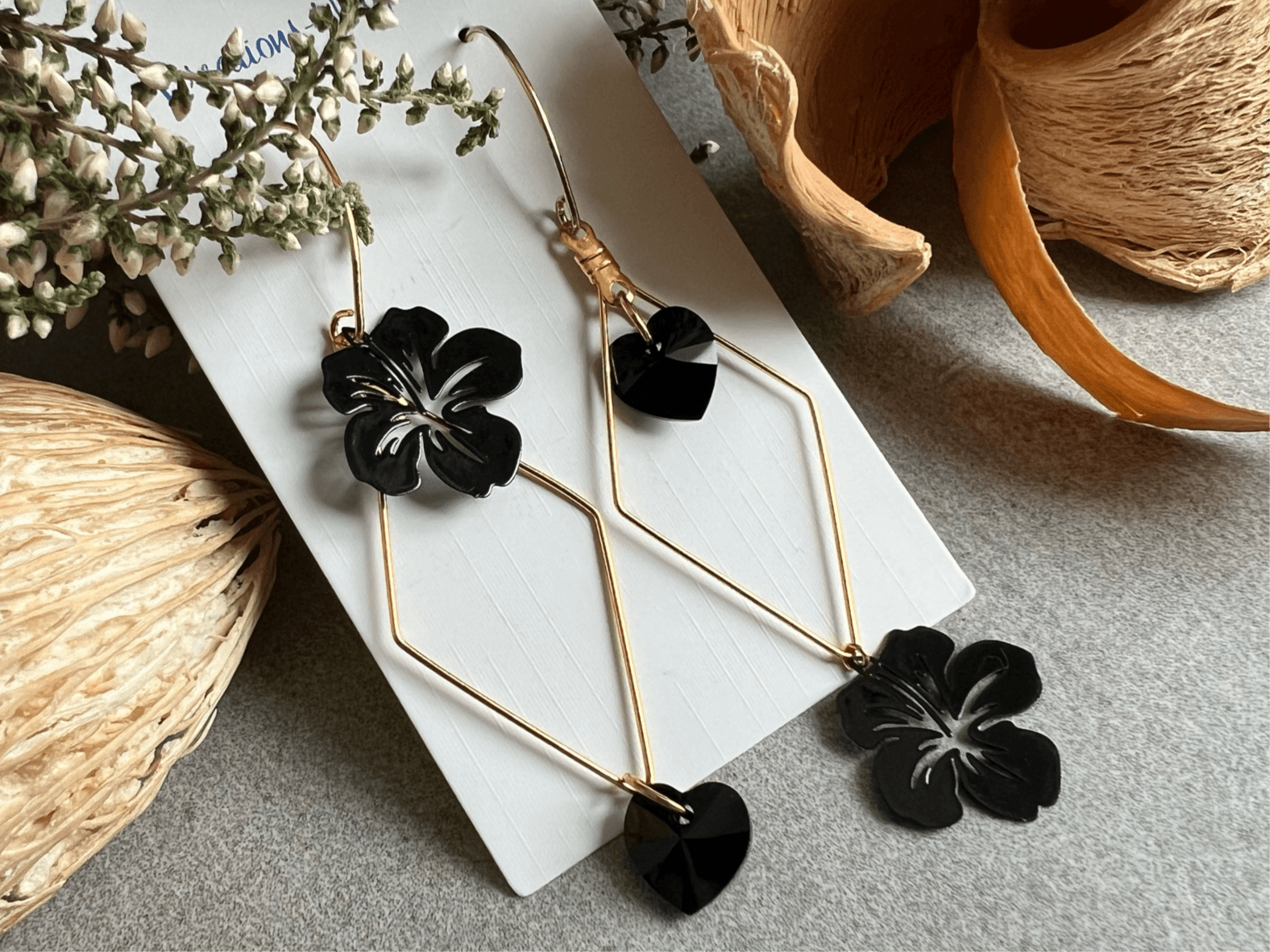 Boucles d’oreilles asymétriques MEY cœurs cristal noirs et fleurs hibiscus - Créations Uniques - Créations Uniques