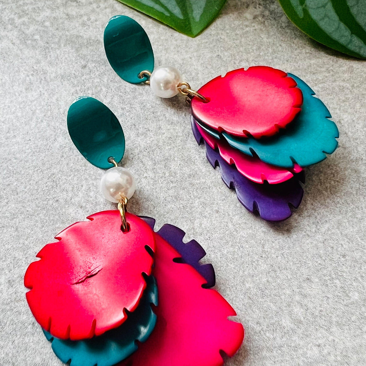 Boucles d’oreilles GENNIFER pétales de tagua multicolores- Créations Uniques - Créations Uniques