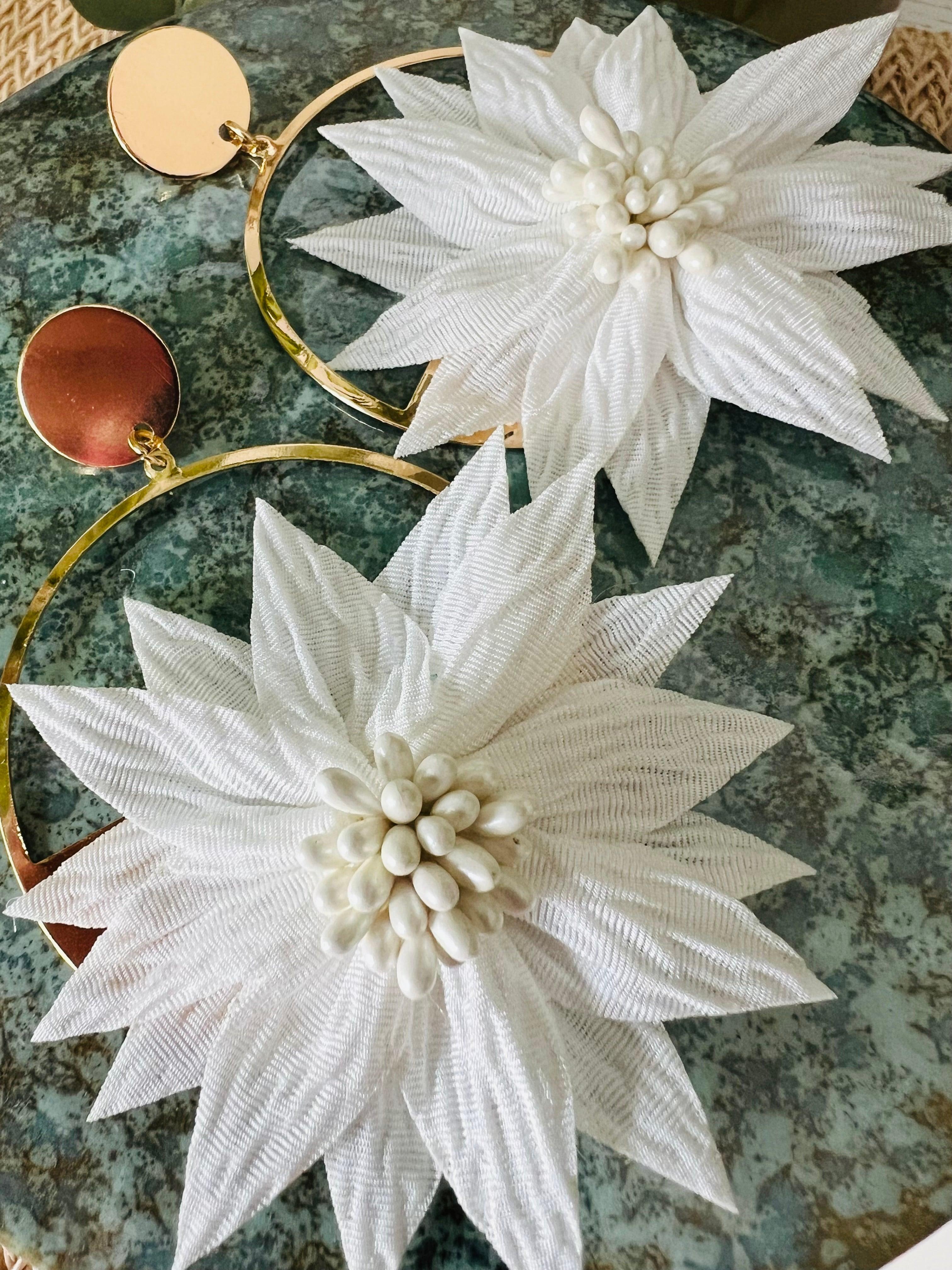 Boucles d’oreilles JEMMA grand modèle fleurs blanches tissu - Créations Uniques