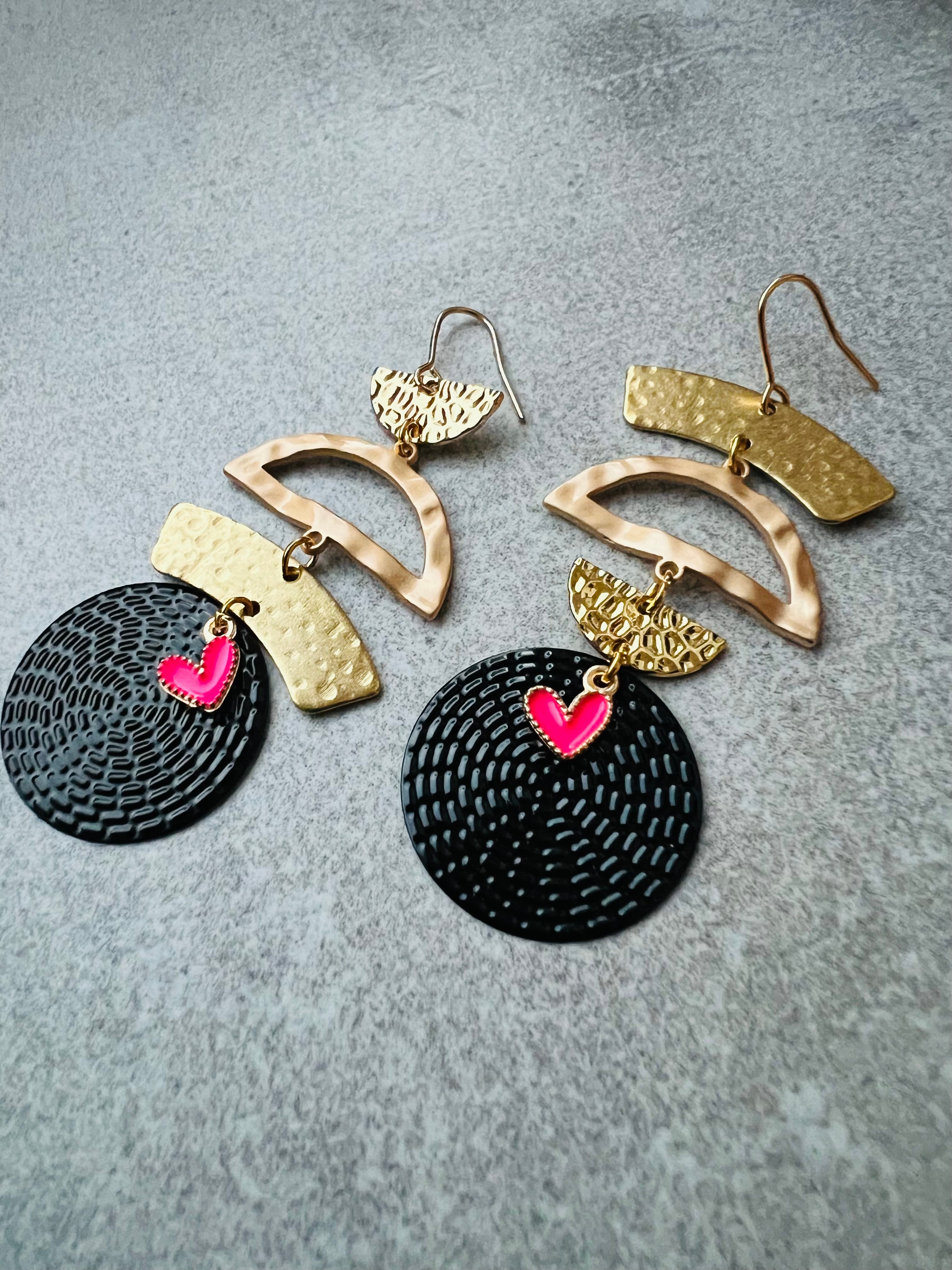 Boucles d’oreilles HORTENSE dorées asymétriques et disques noirs - Créations Uniques - Créations Uniques