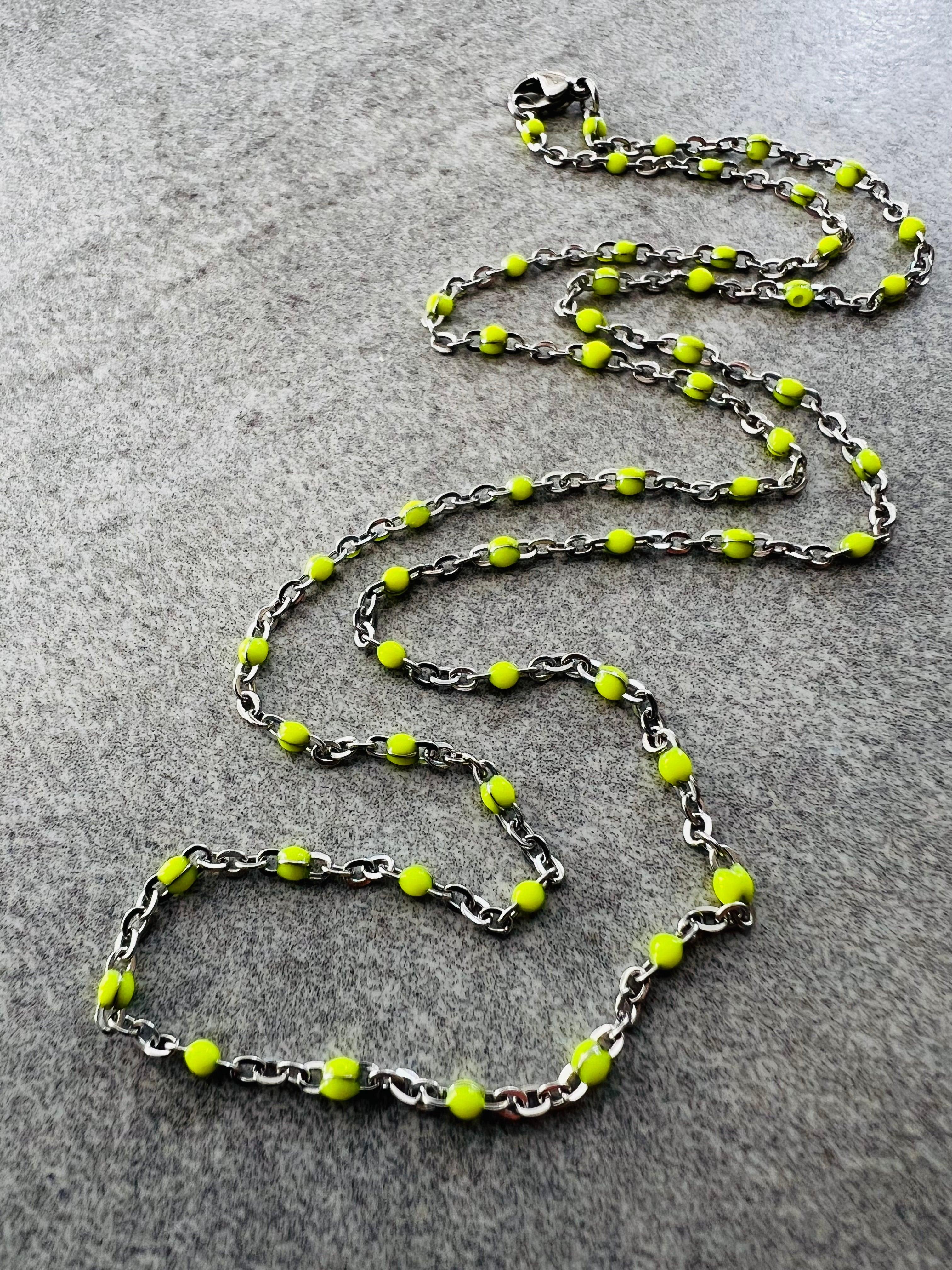 Collier ETHEL mini billes résine jaune fluo chaîne argentée - Créations Uniques