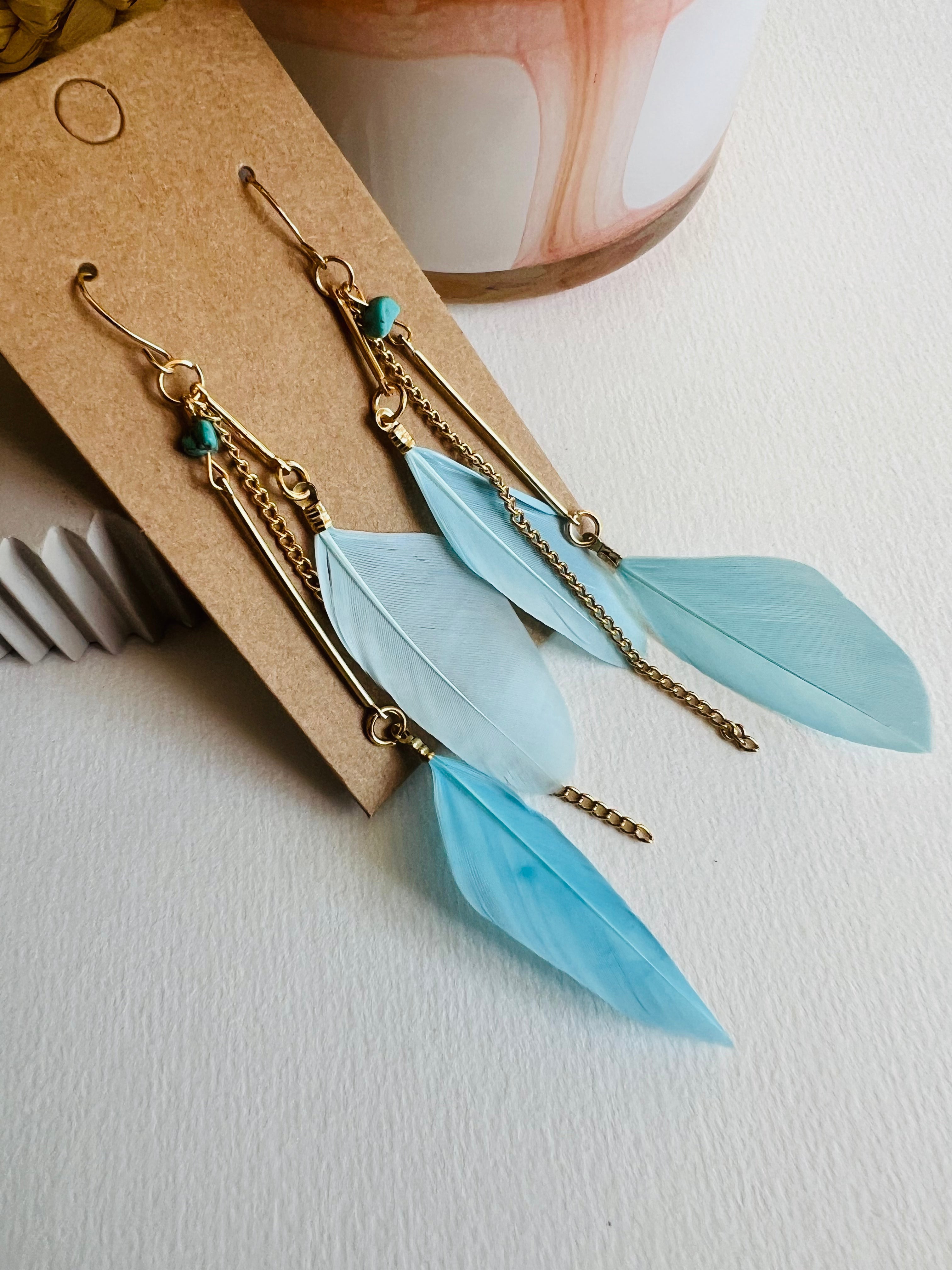 Boucles d’oreilles ANAÏS longues plumes bleu ciel - Créations Uniques - Créations Uniques