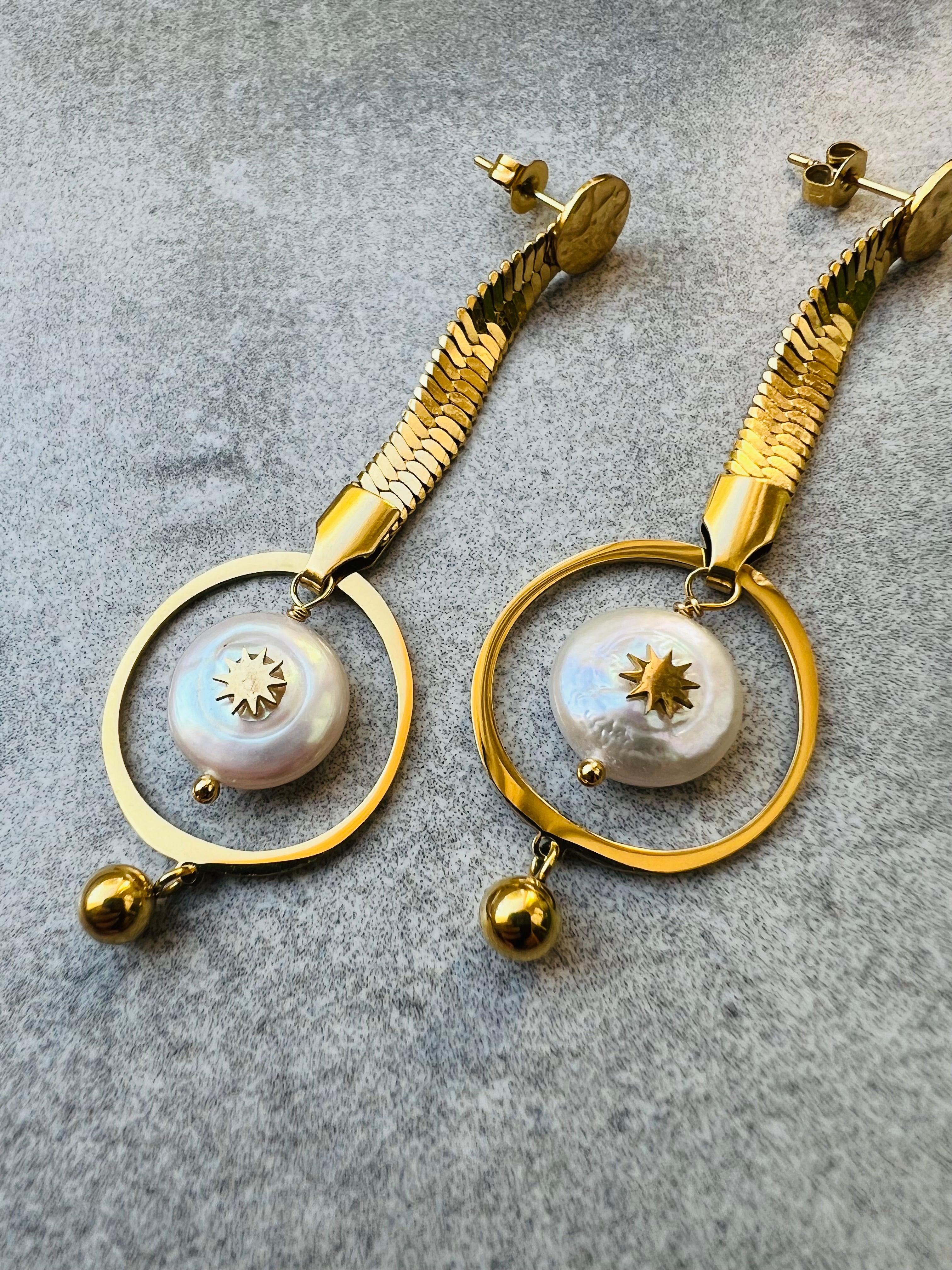 Boucles d’oreilles MICKI pendantes dorées et perles nacrées. - Créations Uniques