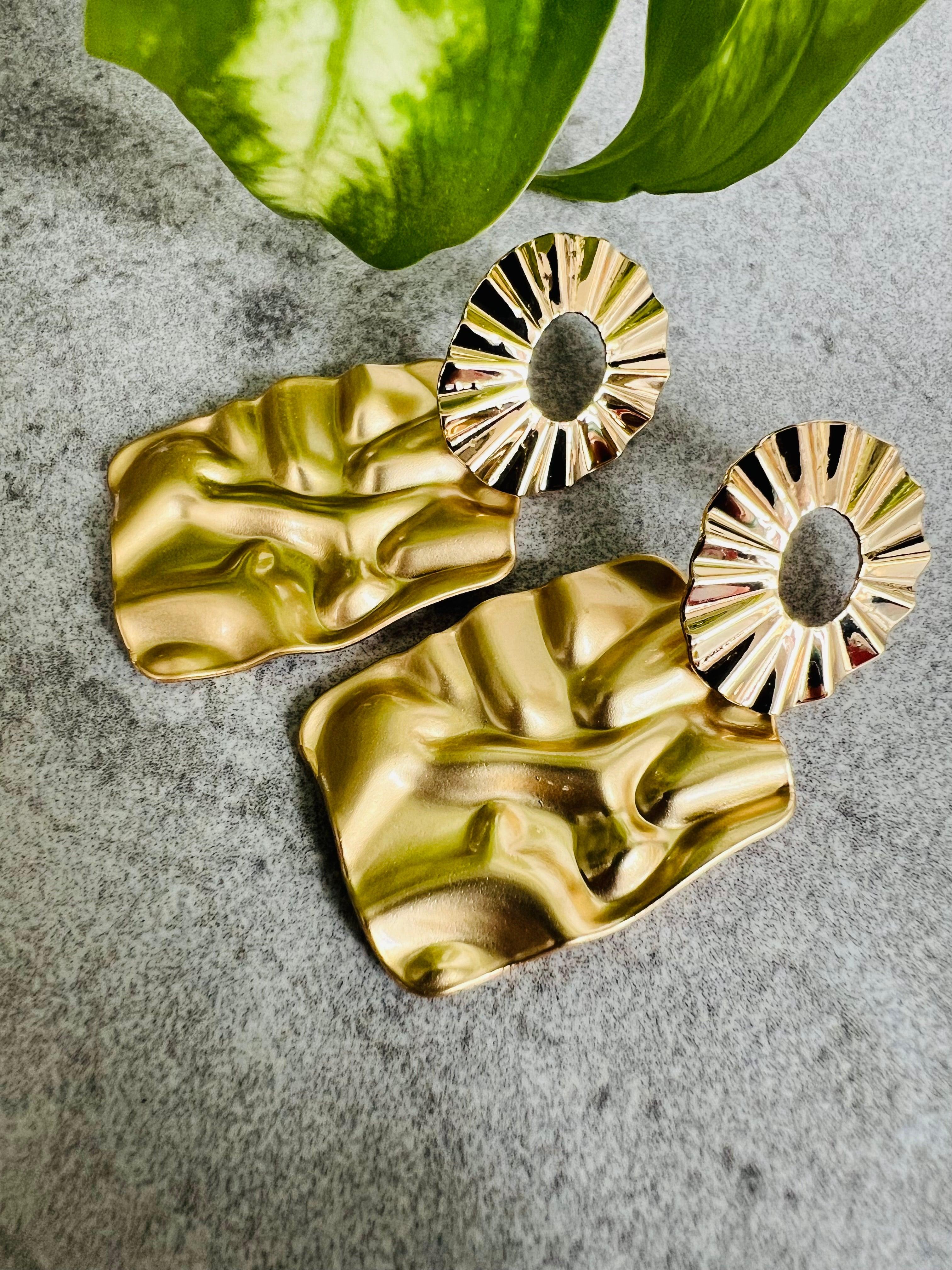 Boucles d’oreilles DAPHNÉ rectangles dorés ondulés - Créations Uniques - Créations Uniques