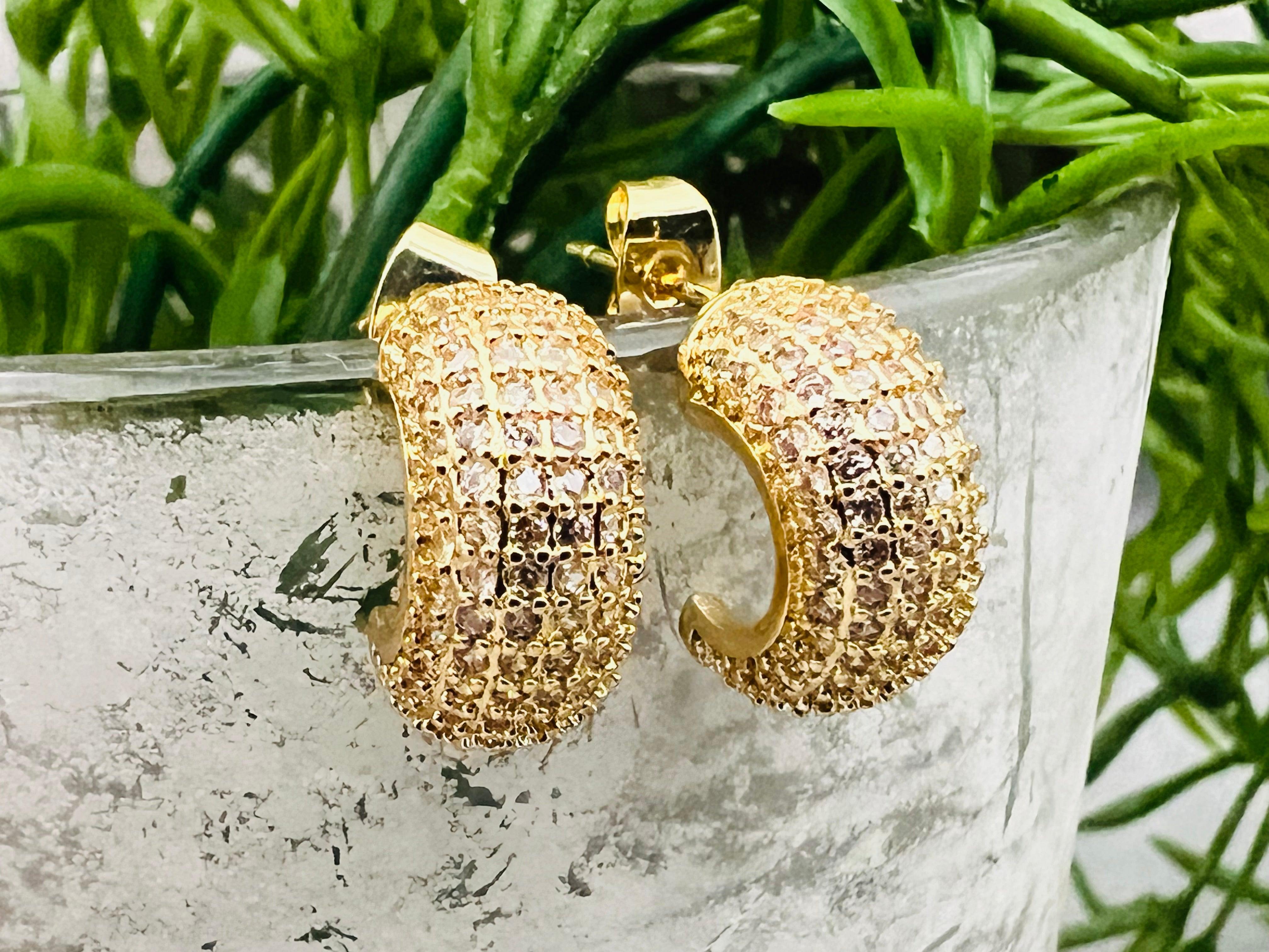 Boucles d’oreilles JAICY mini créoles bombées strass - Créations Uniques