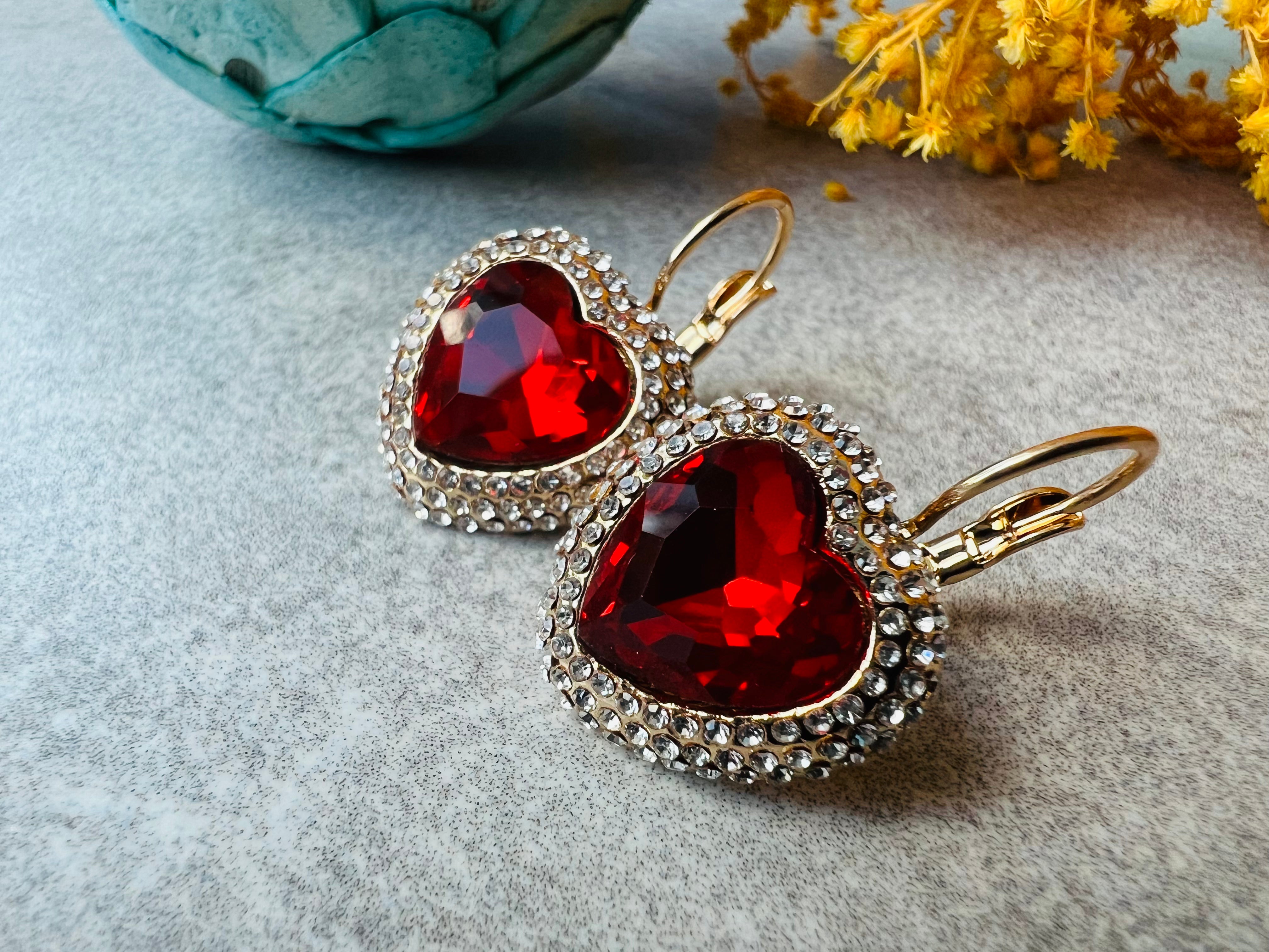 Boucles d’oreilles RONNIE cœurs rouges strass crochets dormeuses - Créations Uniques