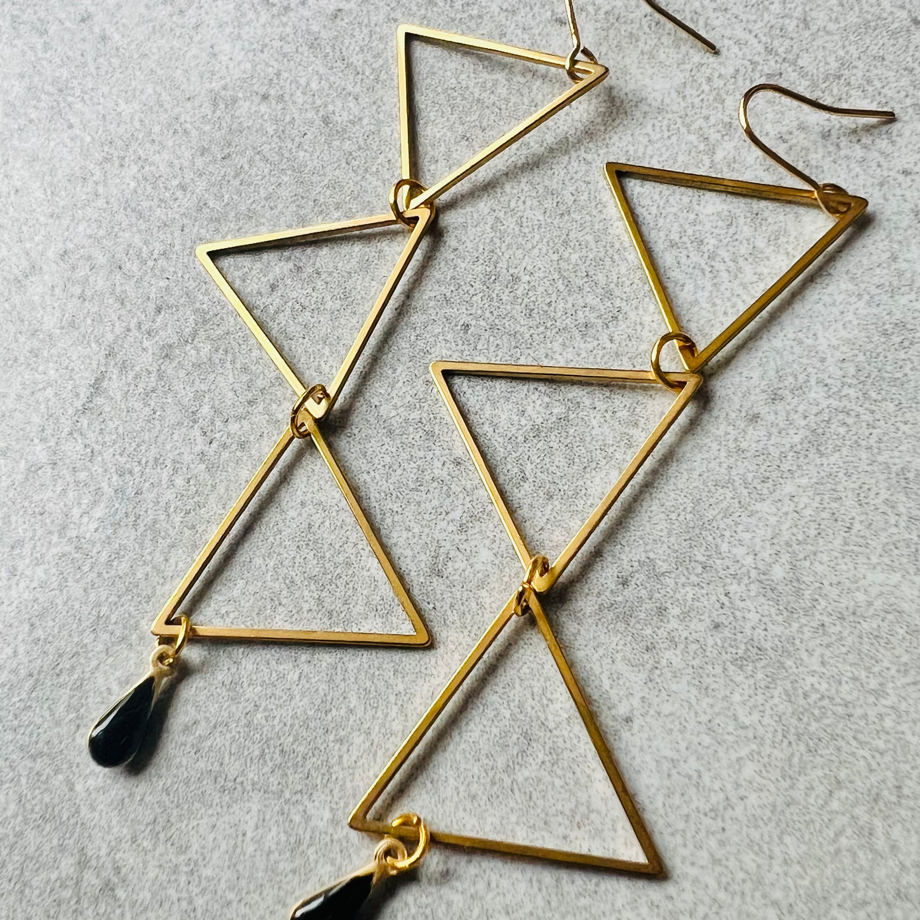 Boucles d’oreilles MANON triangles laiton et mini gouttes noires - Créations Uniques - Créations Uniques
