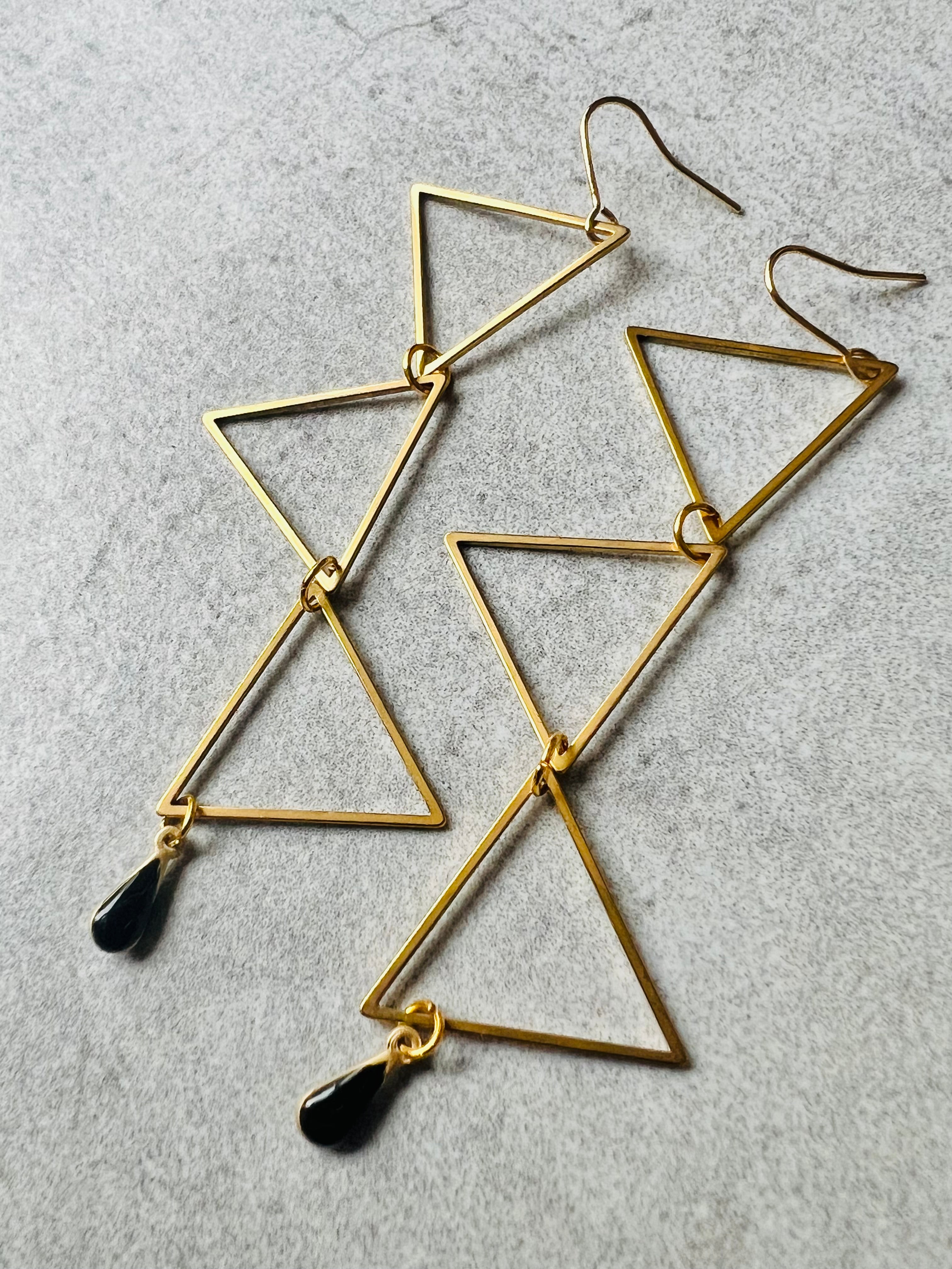 Boucles d’oreilles MANON triangles laiton et mini gouttes noires - Créations Uniques - Créations Uniques