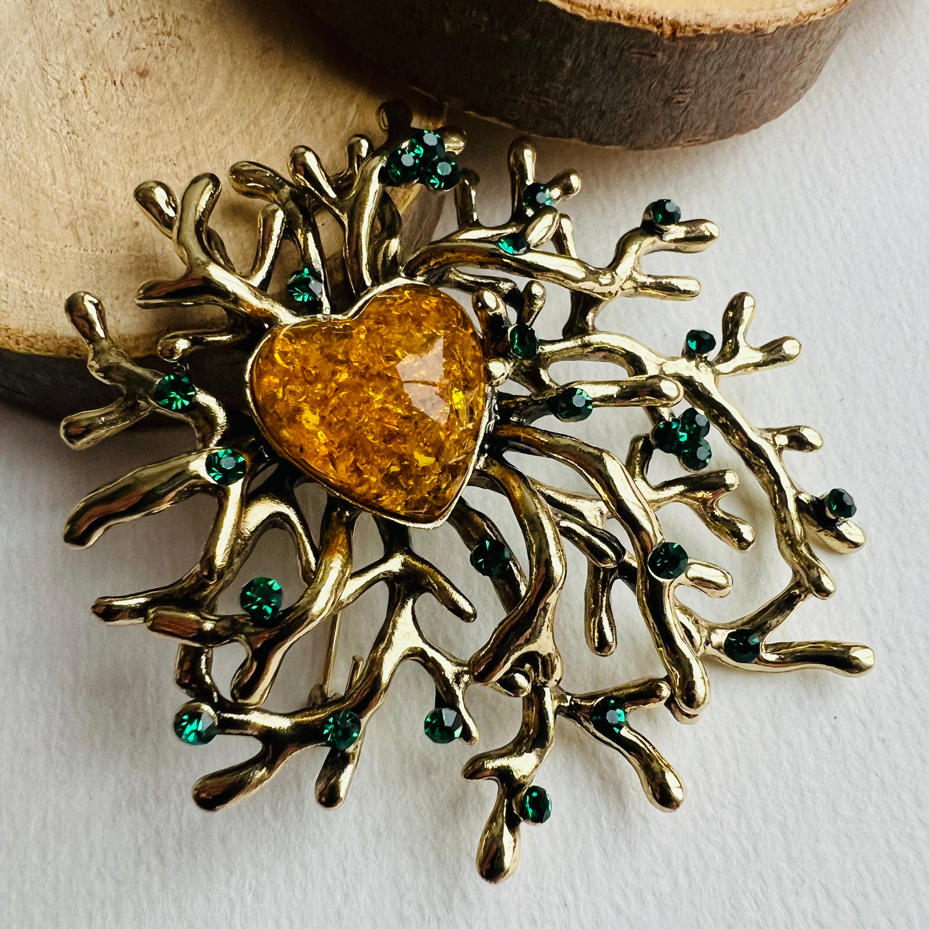 Broche NOEMI feuillage doré féerique strass émeraude et ambre - Créations Uniques