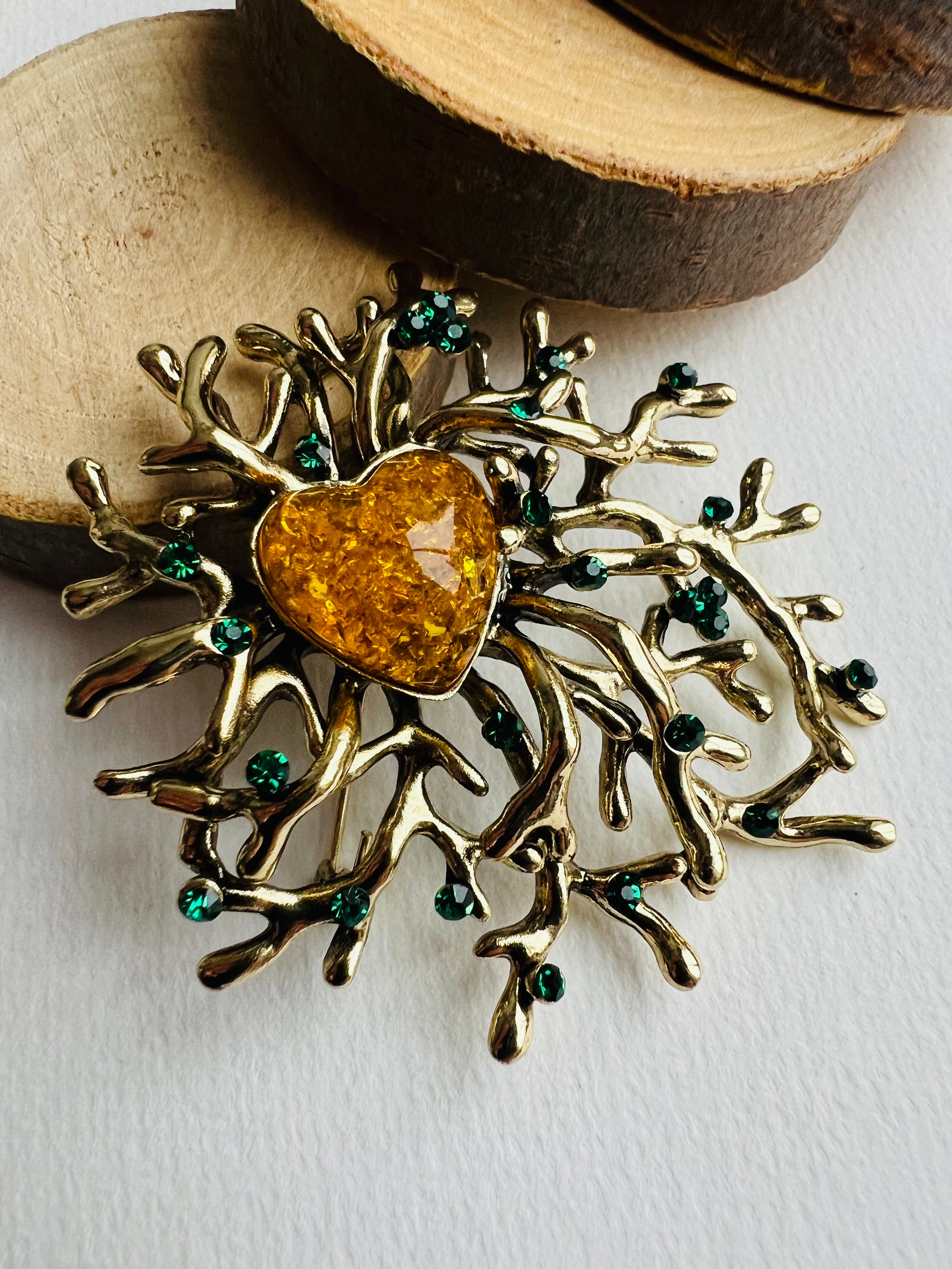 Broche NOEMI feuillage doré féerique strass émeraude et ambre - Créations Uniques