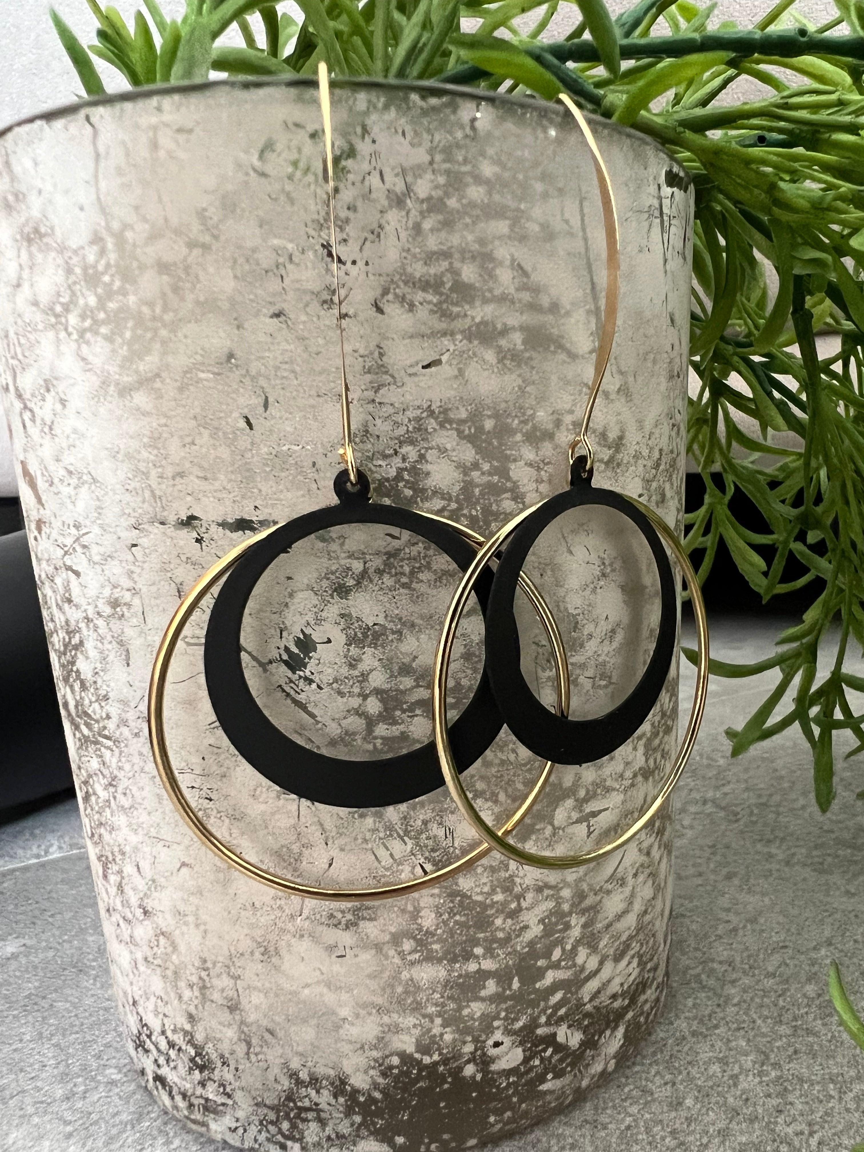 Boucles d’oreilles DELIA noires et dorées - Créations Uniques - Créations Uniques