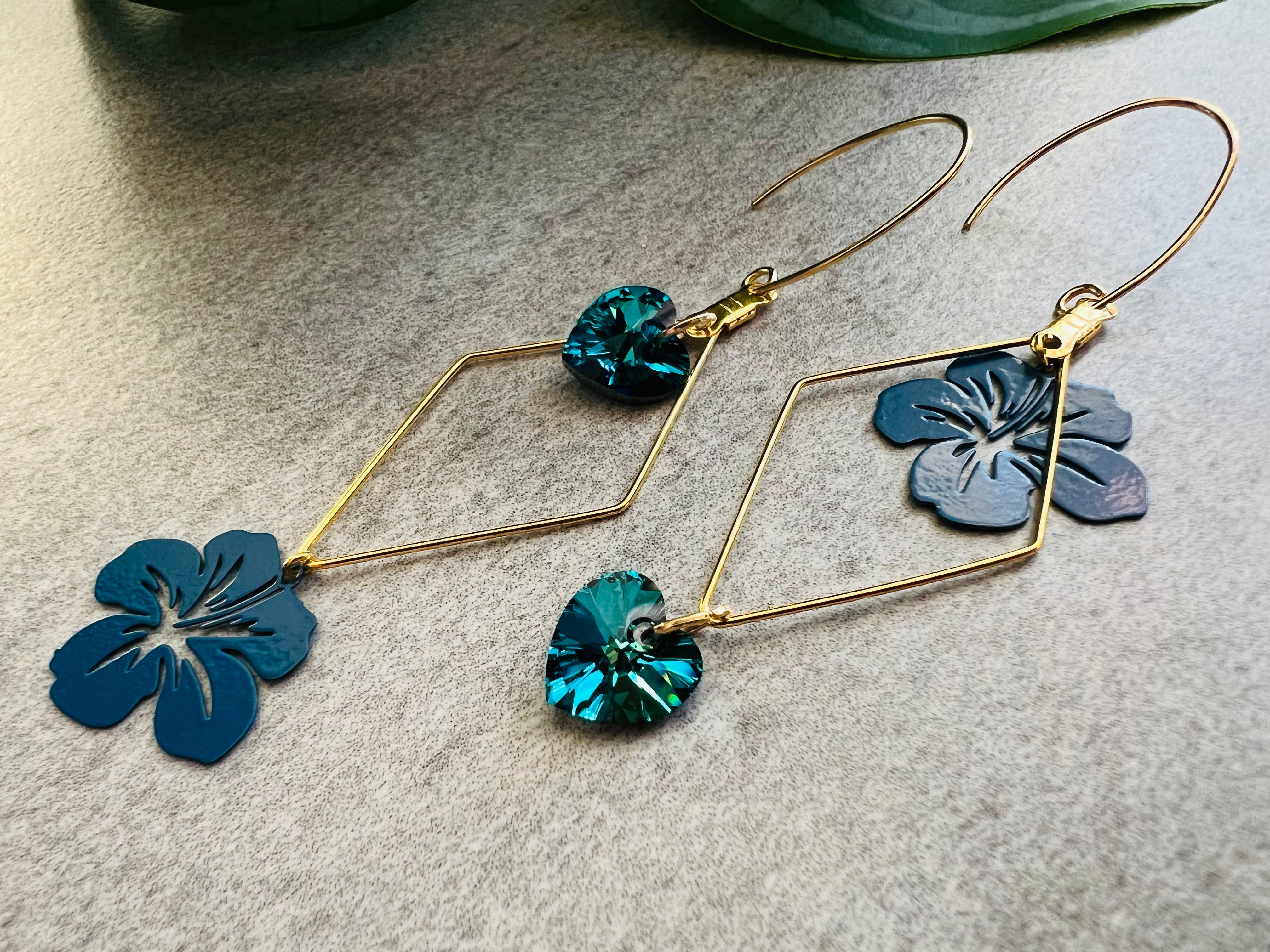 Boucles d’oreilles asymétriques MARISCA cœurs cristal Bermudes et fleurs hibiscus - Créations Uniques - Créations Uniques