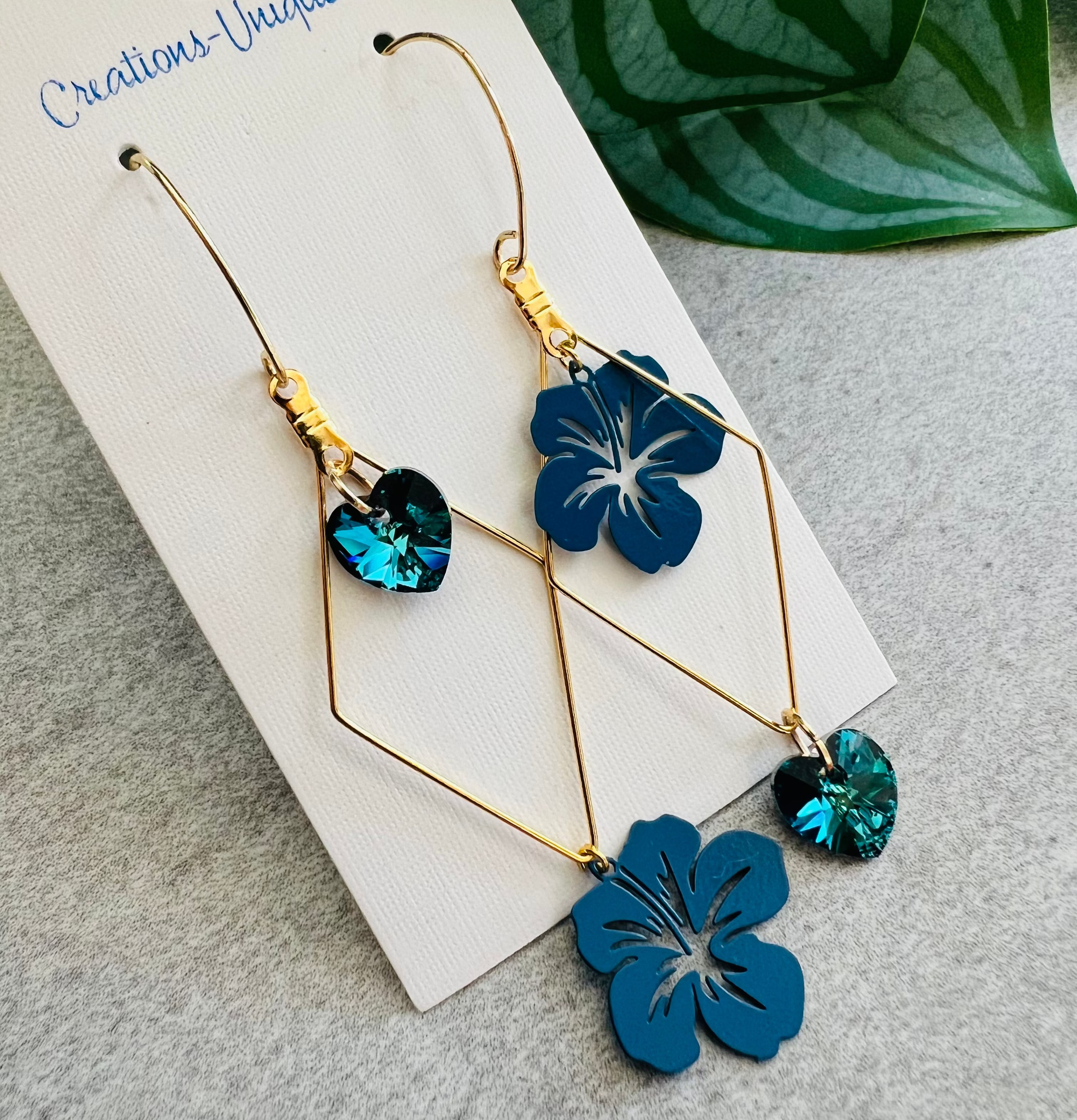 Boucles d’oreilles asymétriques MARISCA cœurs cristal Bermudes et fleurs hibiscus - Créations Uniques - Créations Uniques