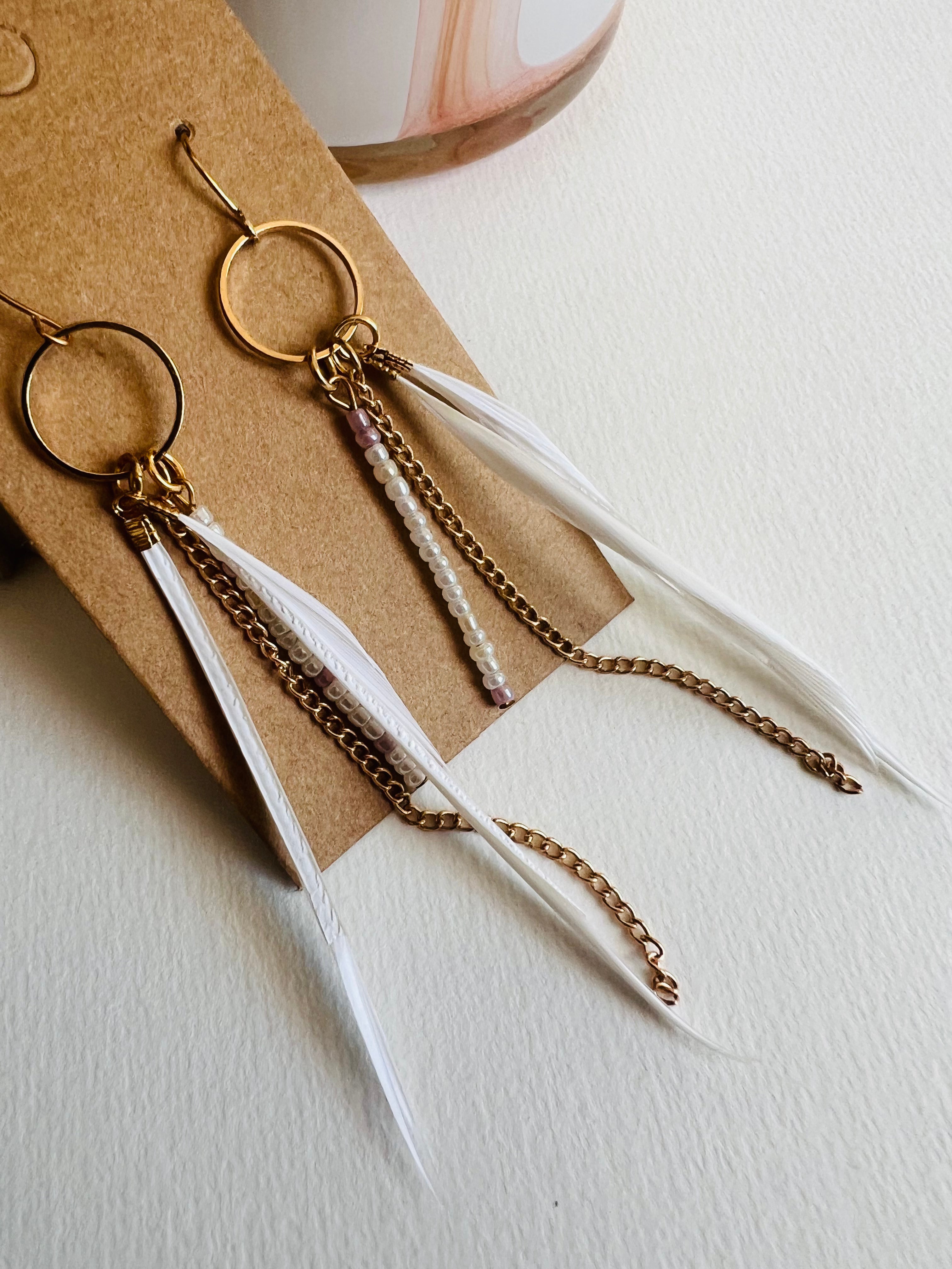 Boucles d’oreilles TANNYA fines plumes blanches - Créations Uniques