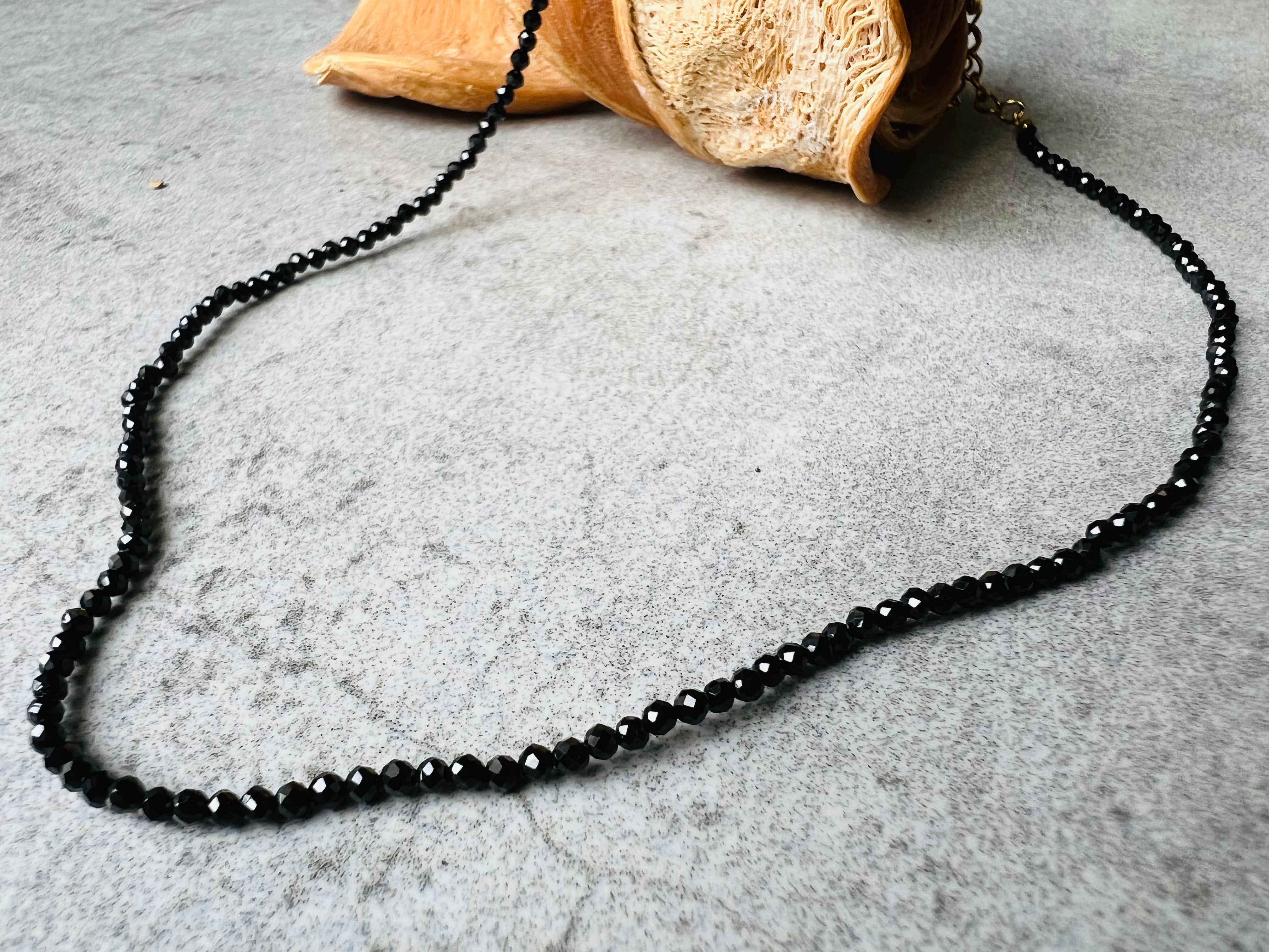 Collier OLLIE perles noires, ras de cou - Créations Uniques