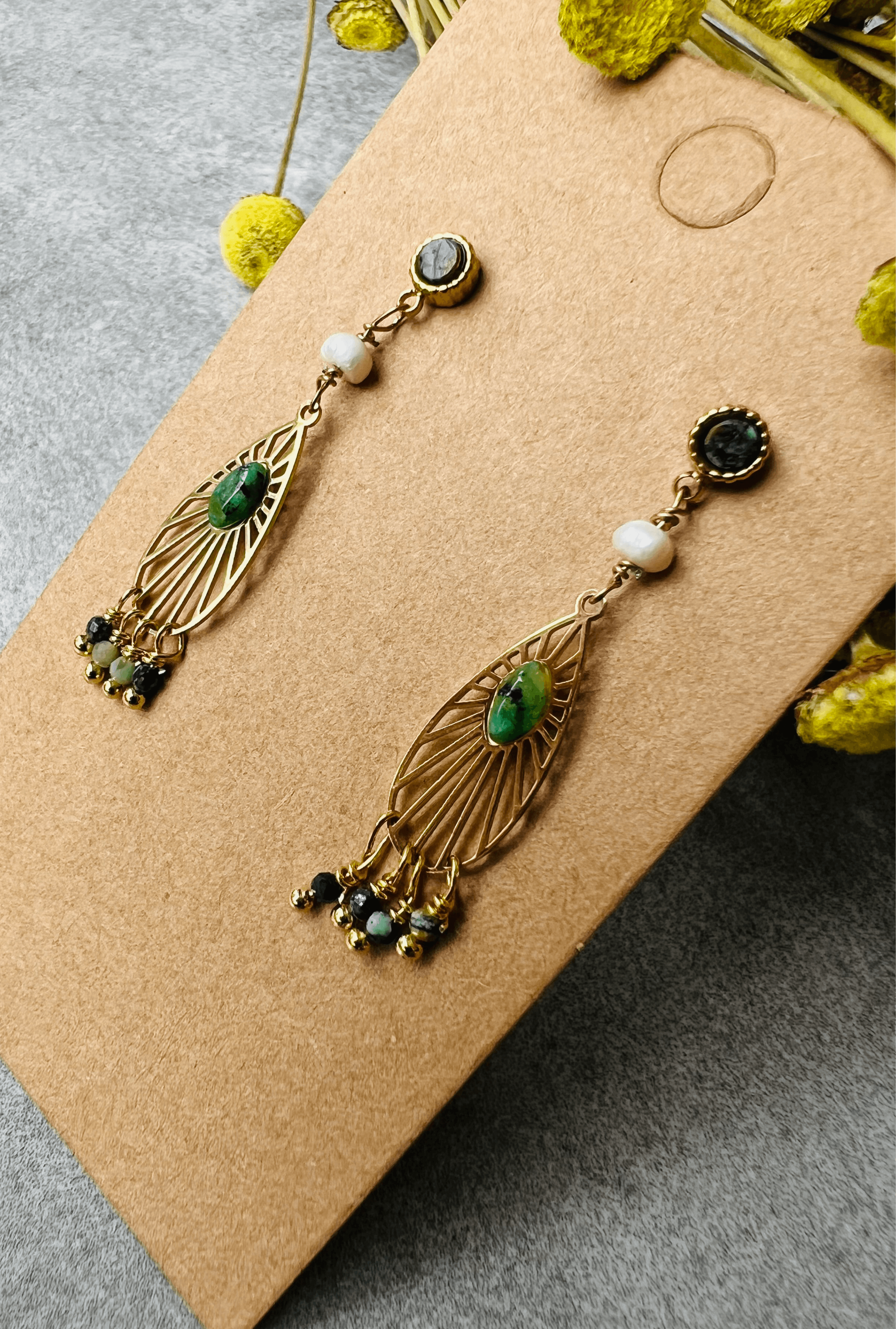 Boucles d’oreilles EVE-SARA fines et discrètes , gouttes dorées - Créations Uniques