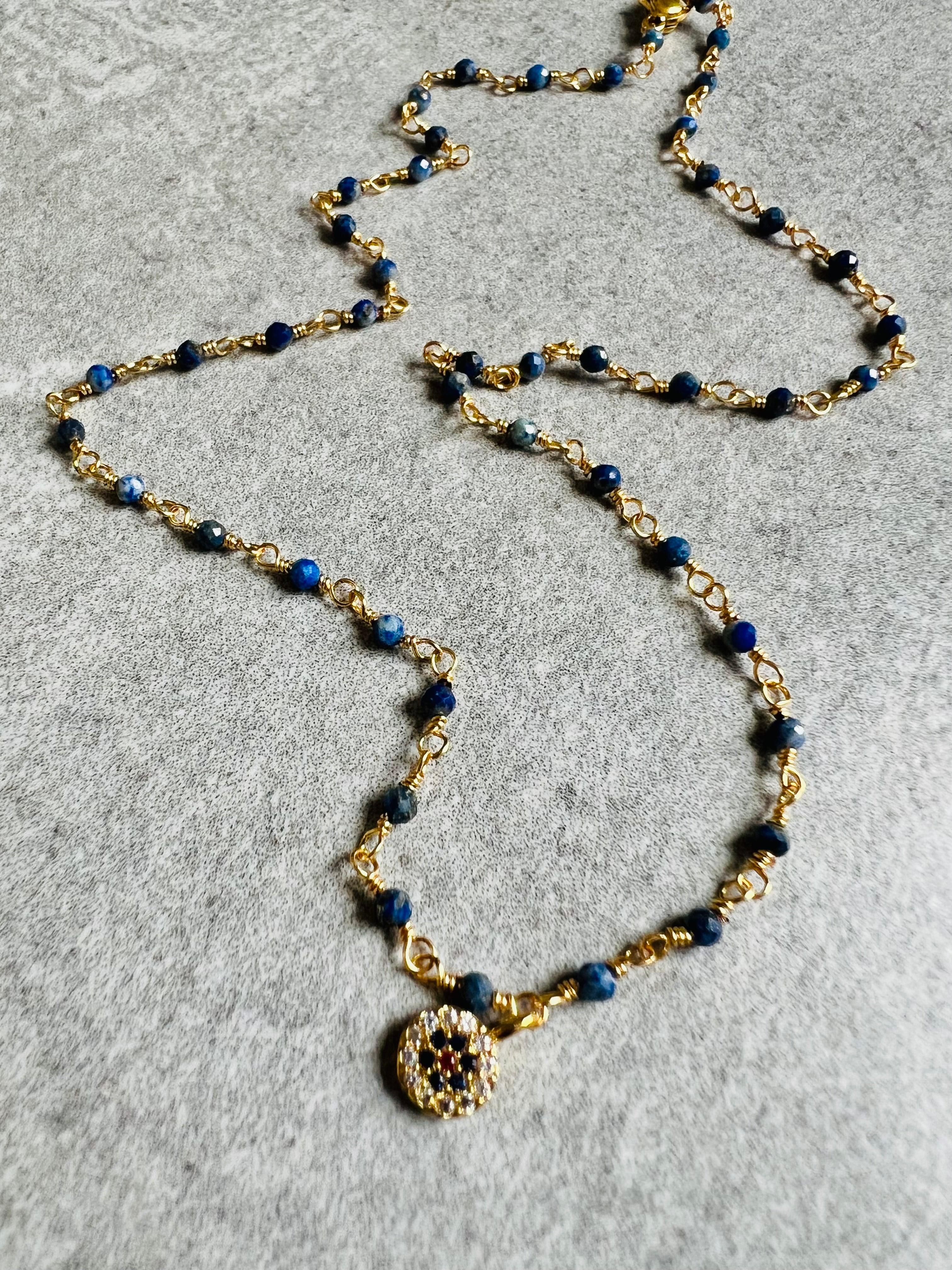 Collier ETHEL ras de cou perles bleu marine, chaîne dorée et mini pendentif strass - Créations Uniques
