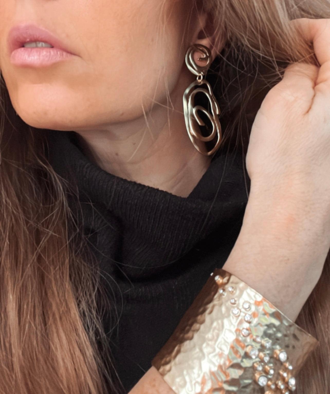 E70800 Boucles d'oreilles clips goutte tourbillonnante - Karine Sultan - Créations Uniques