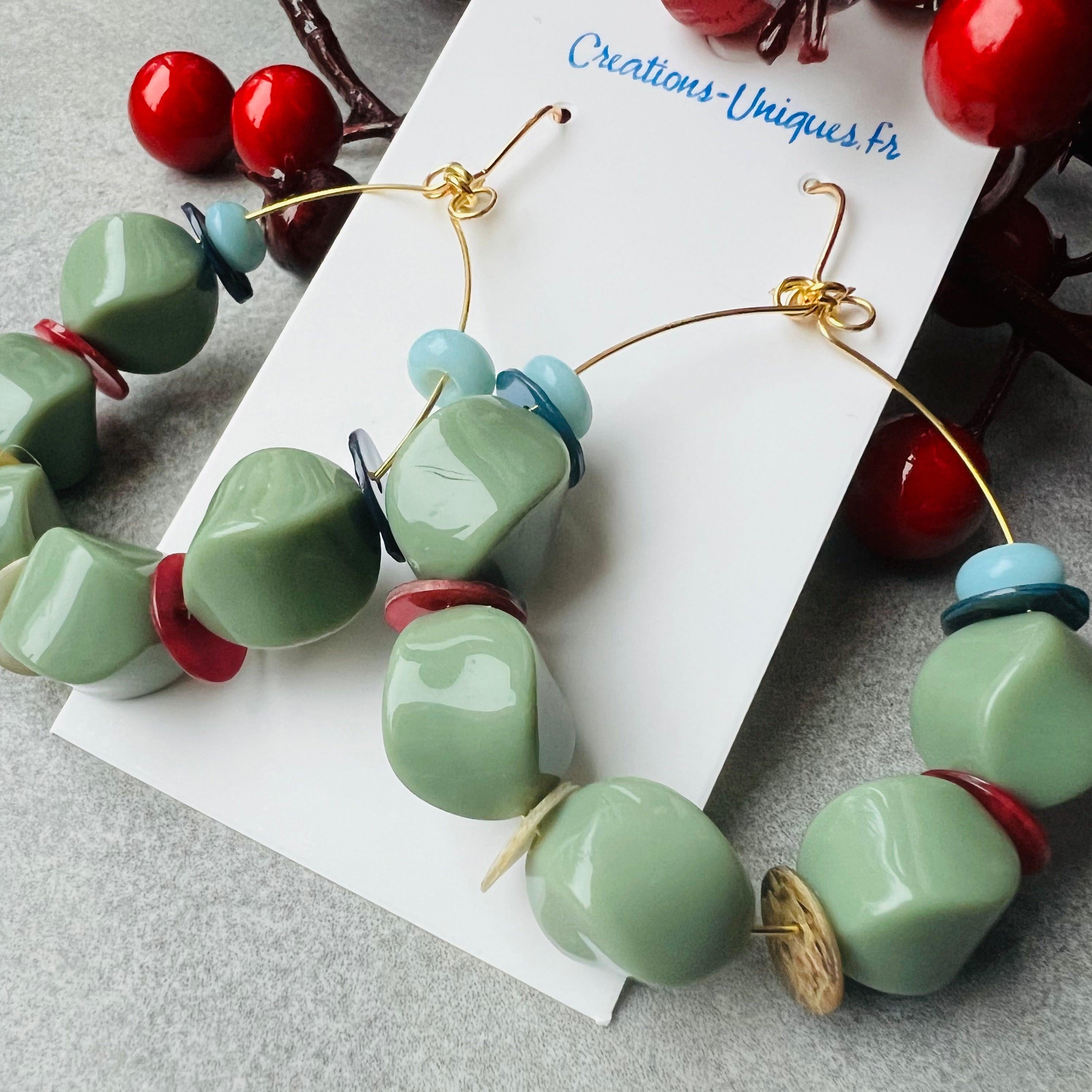 Boucles d’oreilles ROSALIE perles vertes et boutons de nacre colorés - Créations Uniques - Créations Uniques