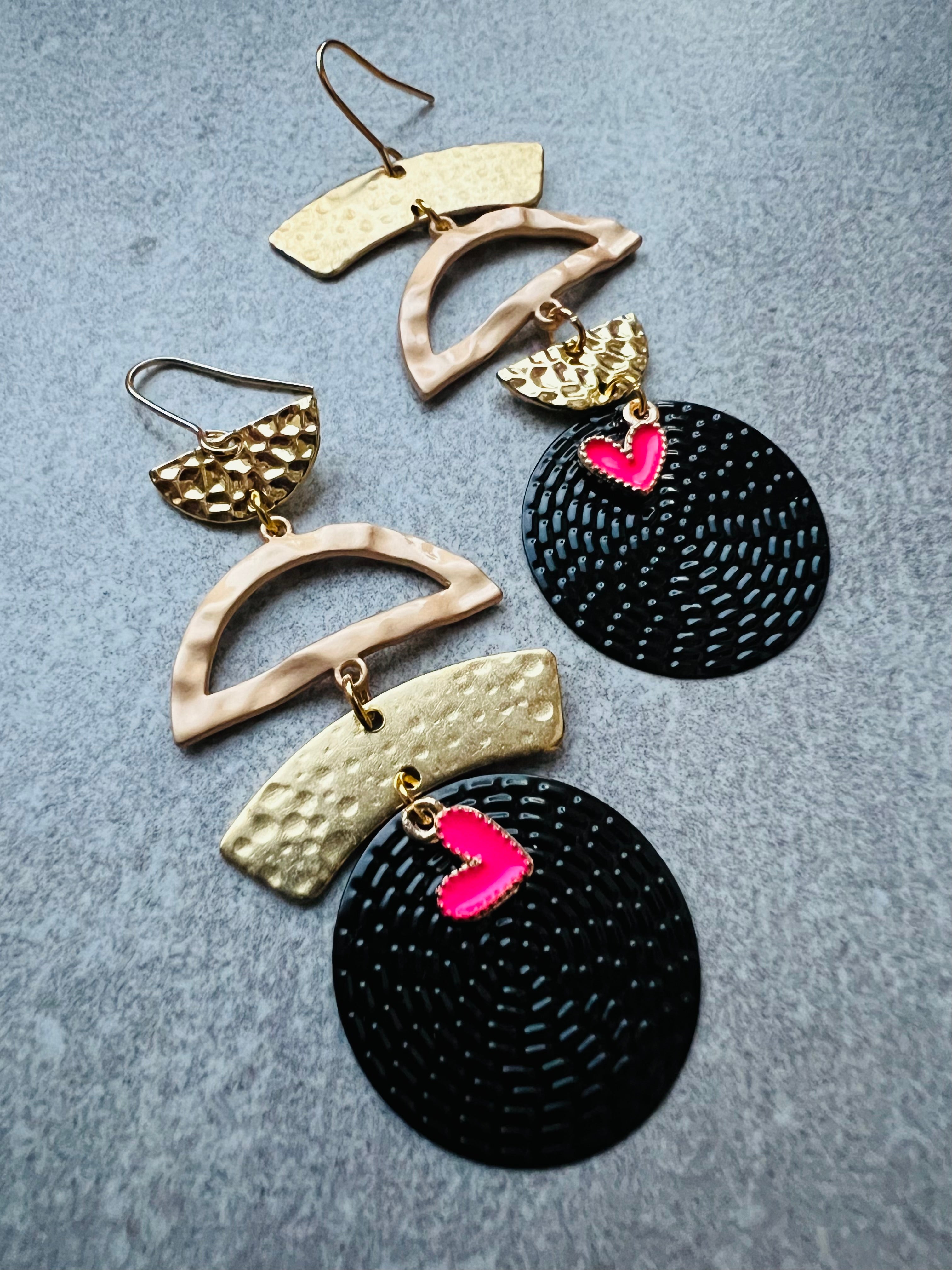 Boucles d’oreilles HORTENSE dorées asymétriques et disques noirs - Créations Uniques - Créations Uniques