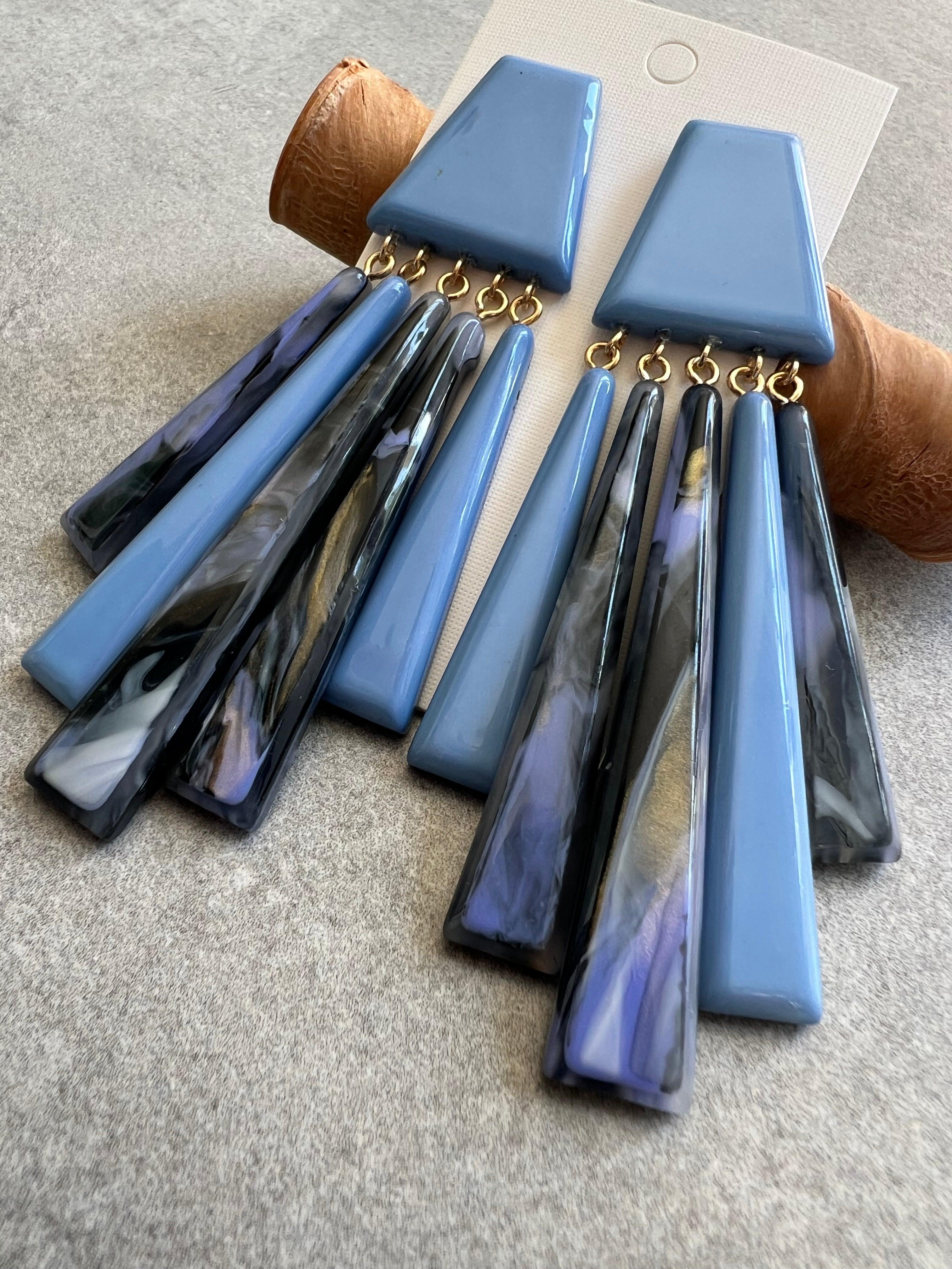 Boucles d’oreilles KATHLEEN grande modèle bleu lavande résine - Créations Uniques