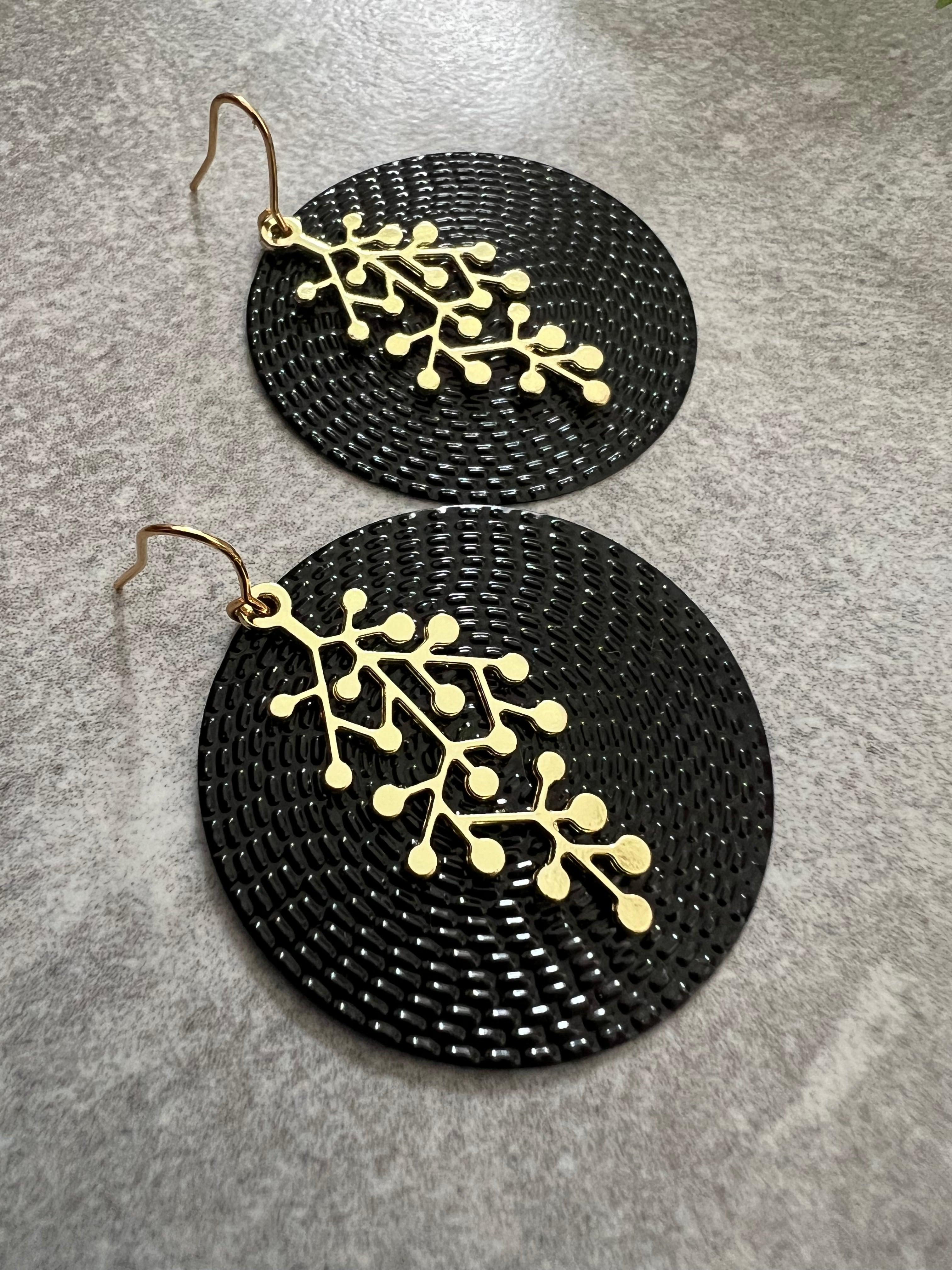Boucles d’oreilles ELINA disques noirs et feuillage doré - Créations Uniques - Créations Uniques