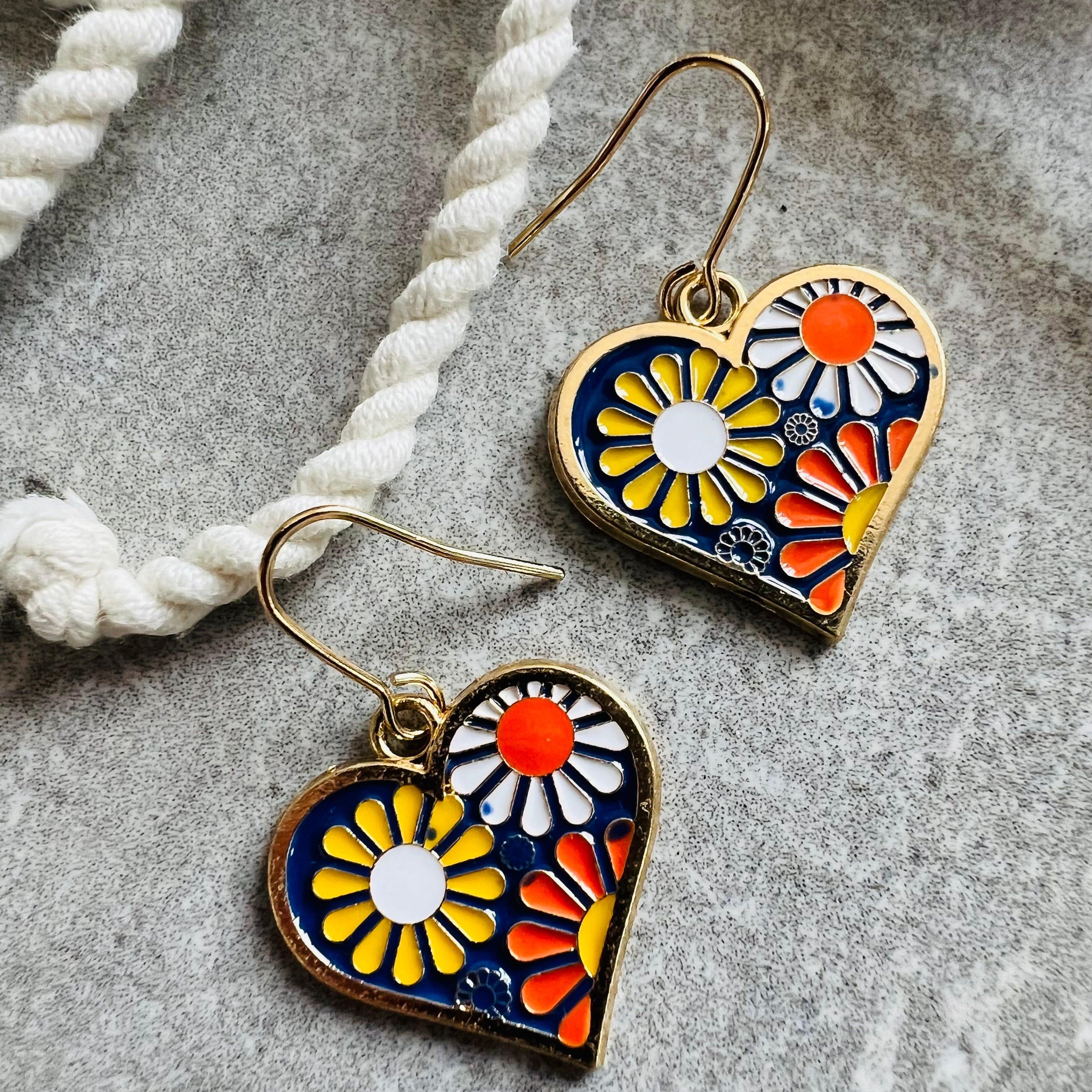 Boucles d’oreilles CLÉMENCE petits cœurs motifs fleurs marguerites - Créations Uniques - Créations Uniques