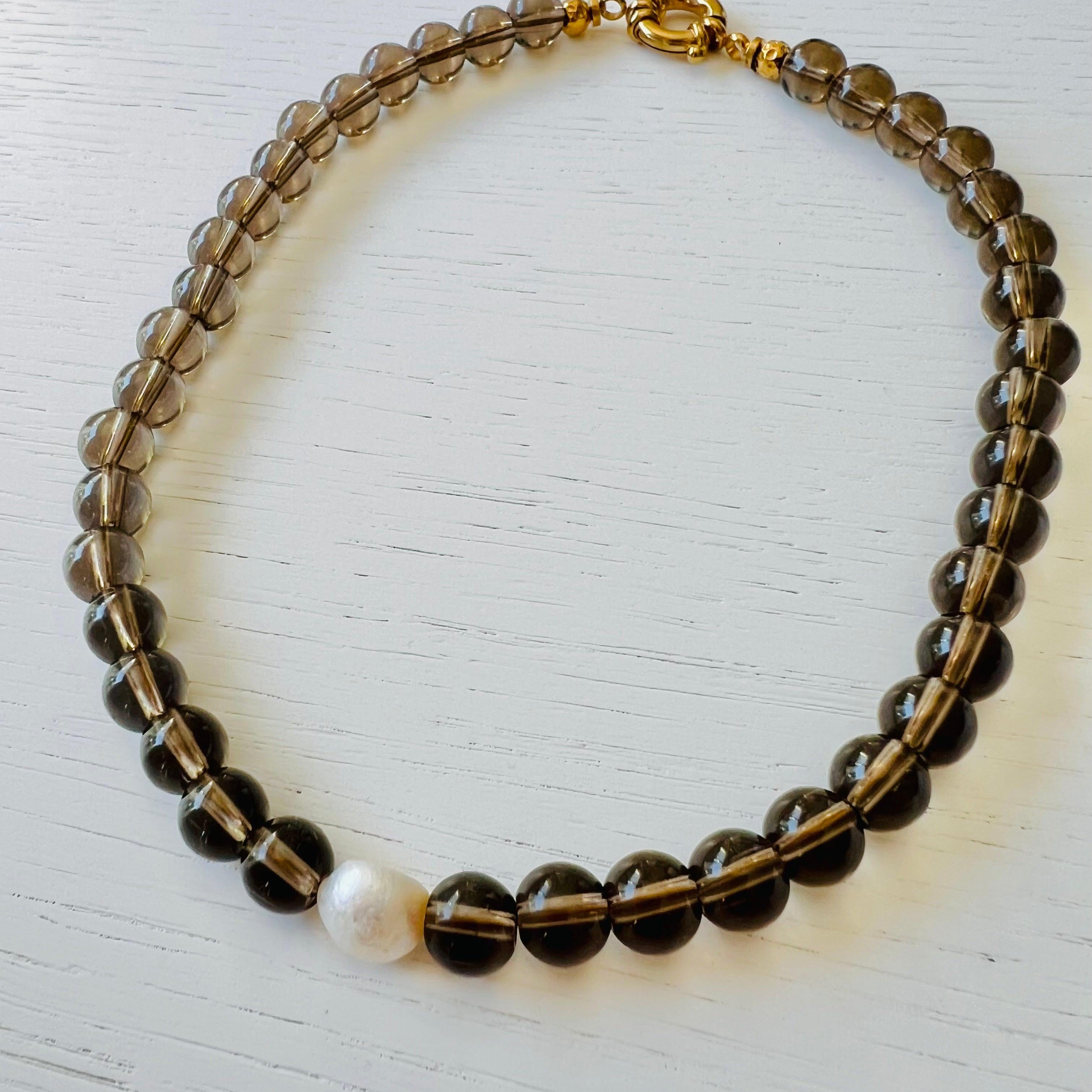 Collier chic ARTEMIS perles taupe - Créations Uniques