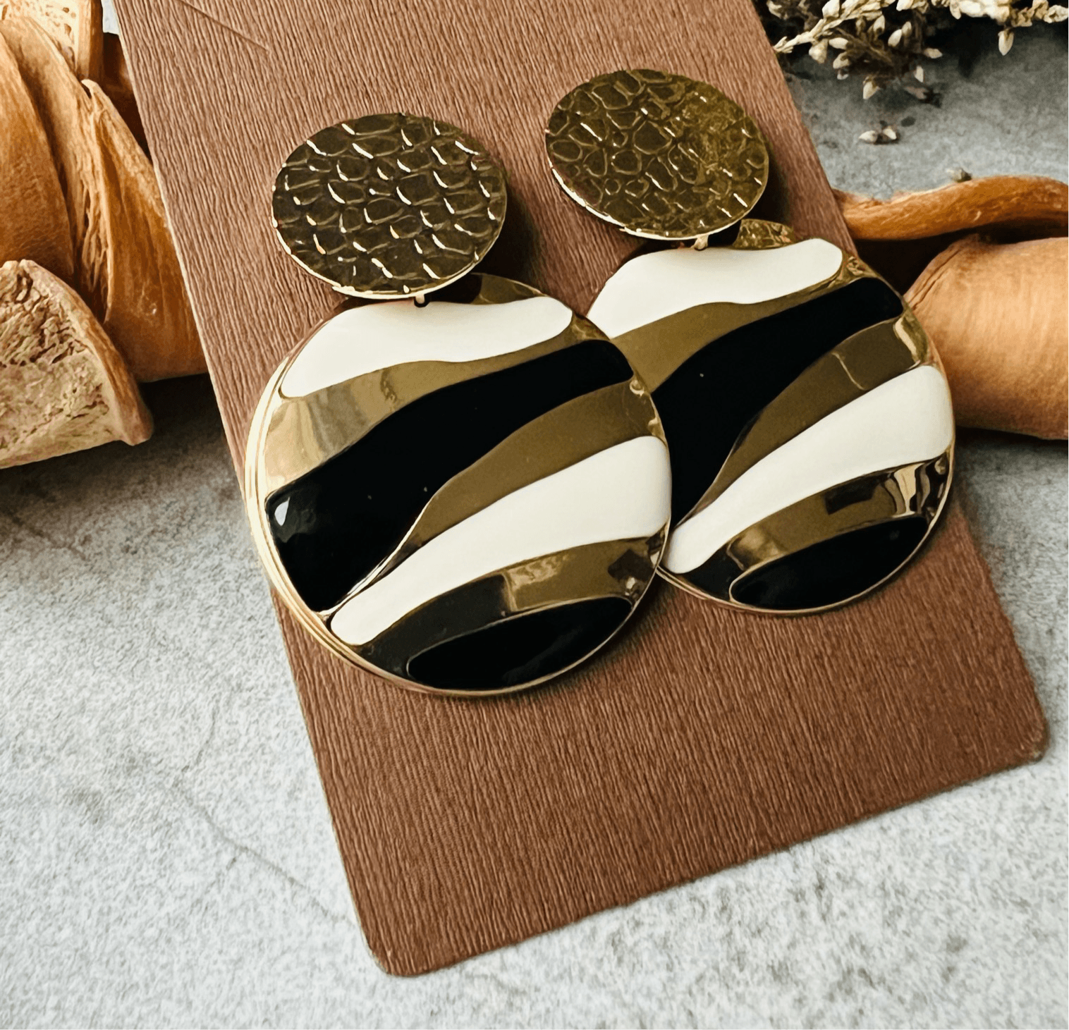 Boucles d’oreilles ARMELLE chic - noir, blanc et doré - Créations Uniques