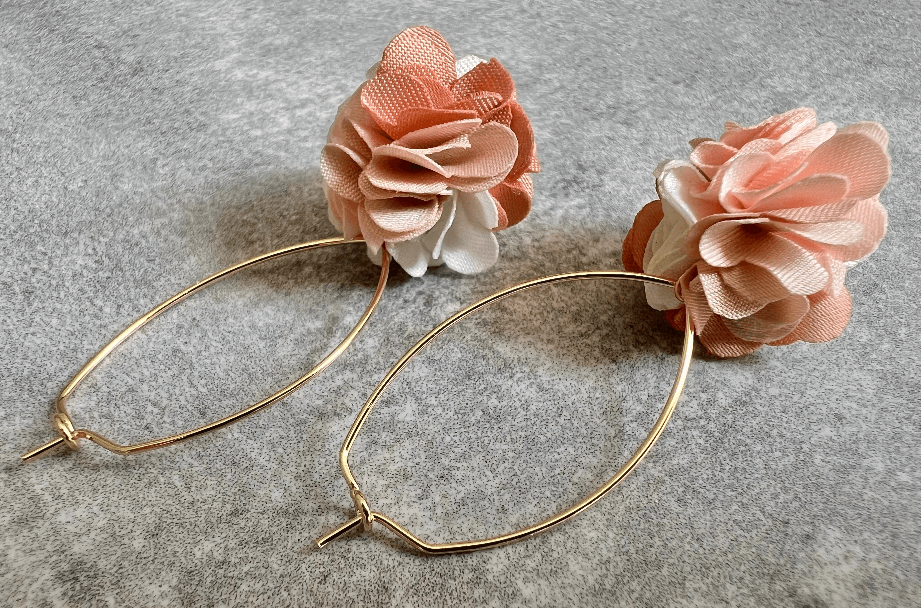 Boucles d’oreilles ELLIE pompons saumon - Créations Uniques - Créations Uniques