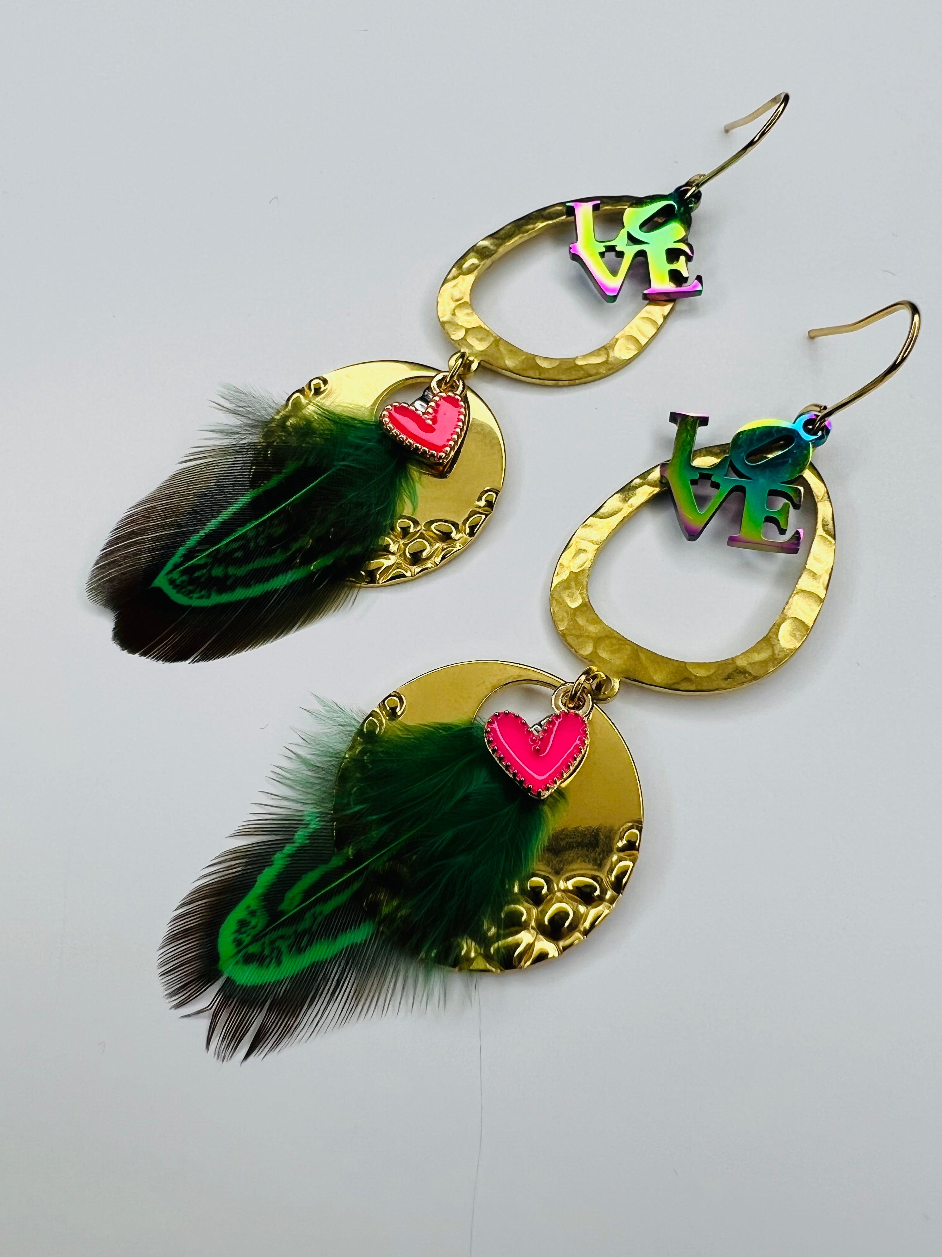 Boucles d’oreilles CLOTHILDE laiton doré, plumes et love - Créations Uniques - Créations Uniques