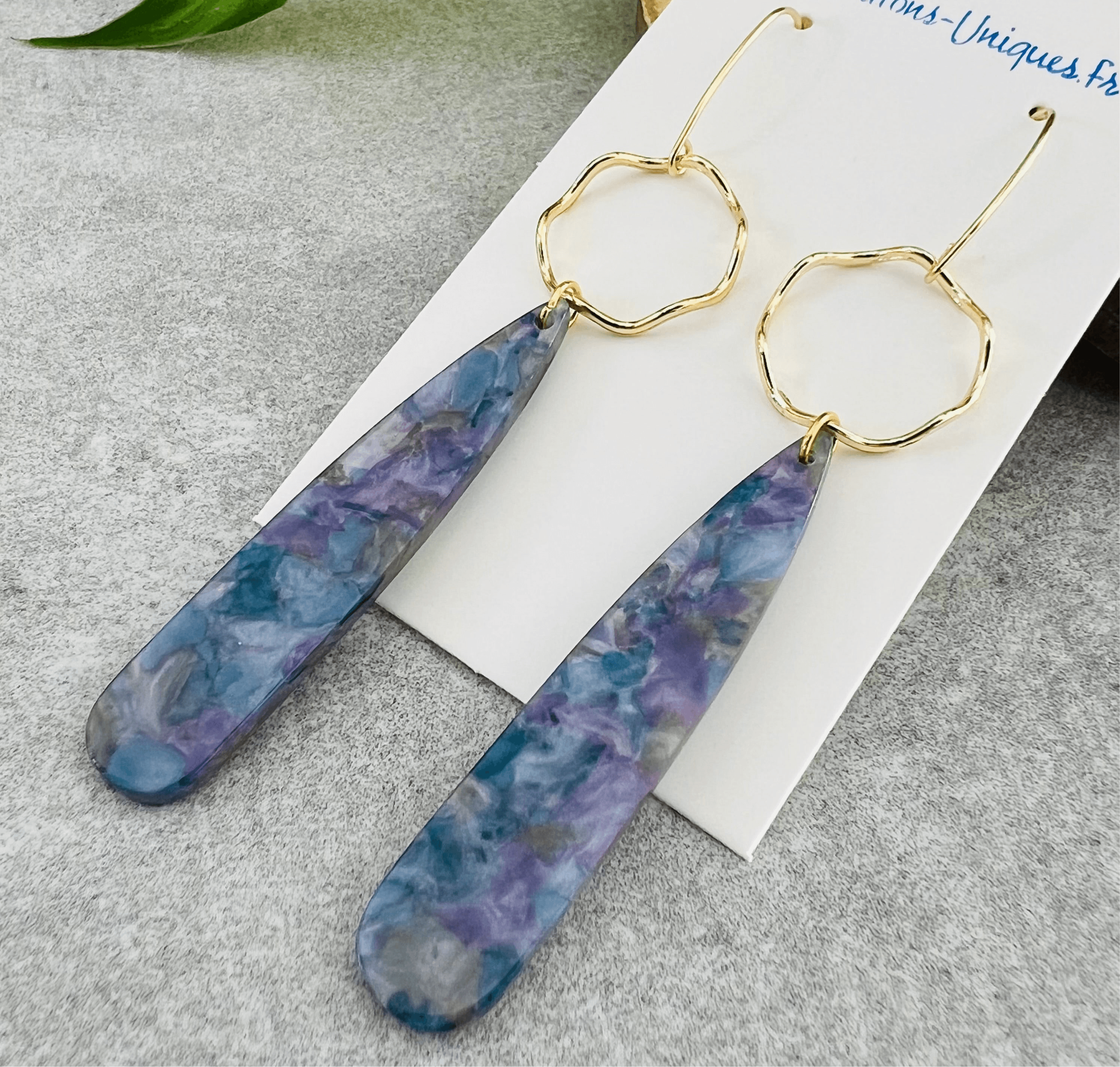 Boucles d’oreilles NATALEE longues gouttes résine bleu reflets violet - Créations Uniques - Créations Uniques