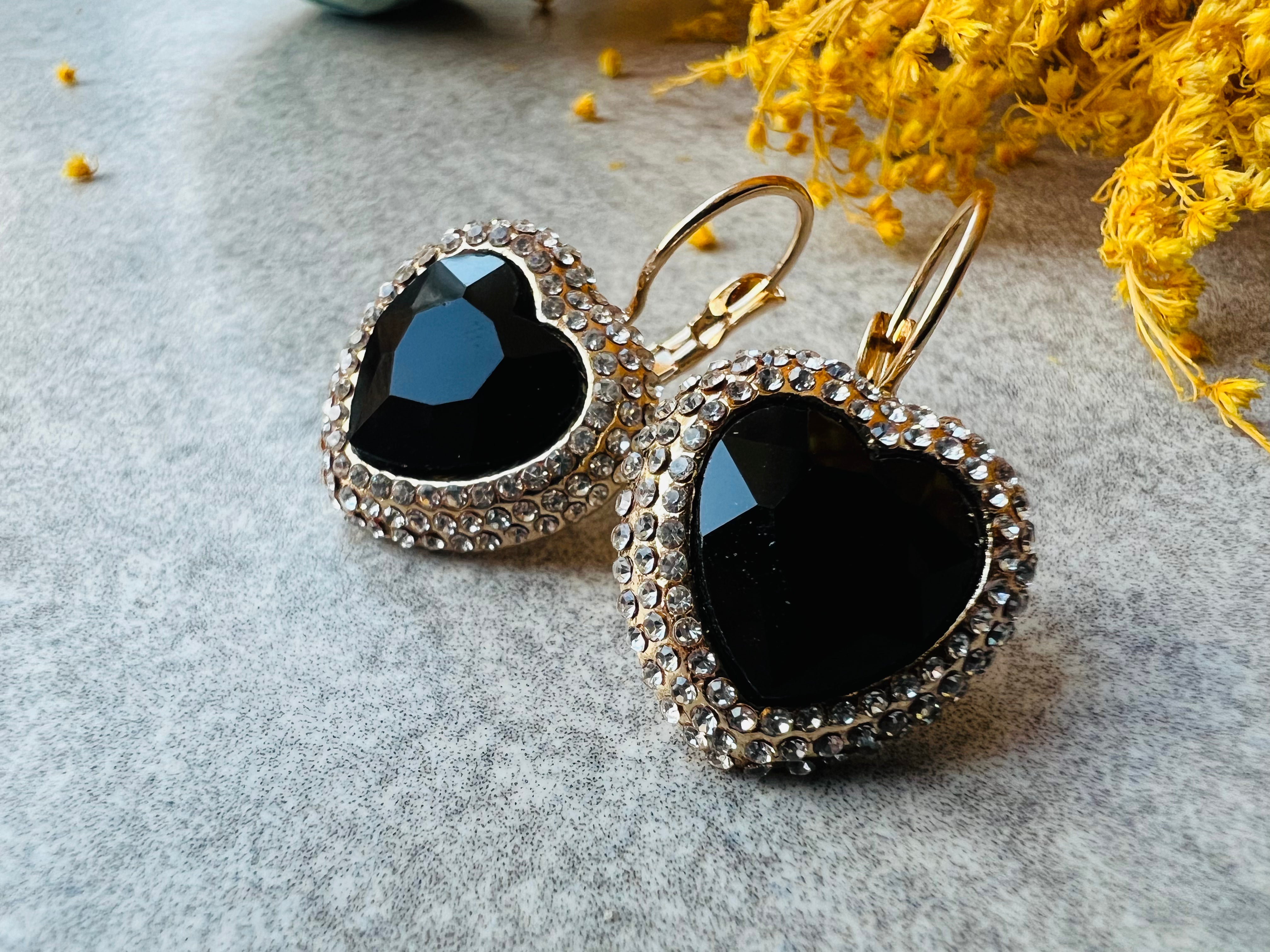 Boucles d’oreilles RONNIE cœurs noirs strass crochets dormeuses - Créations Uniques