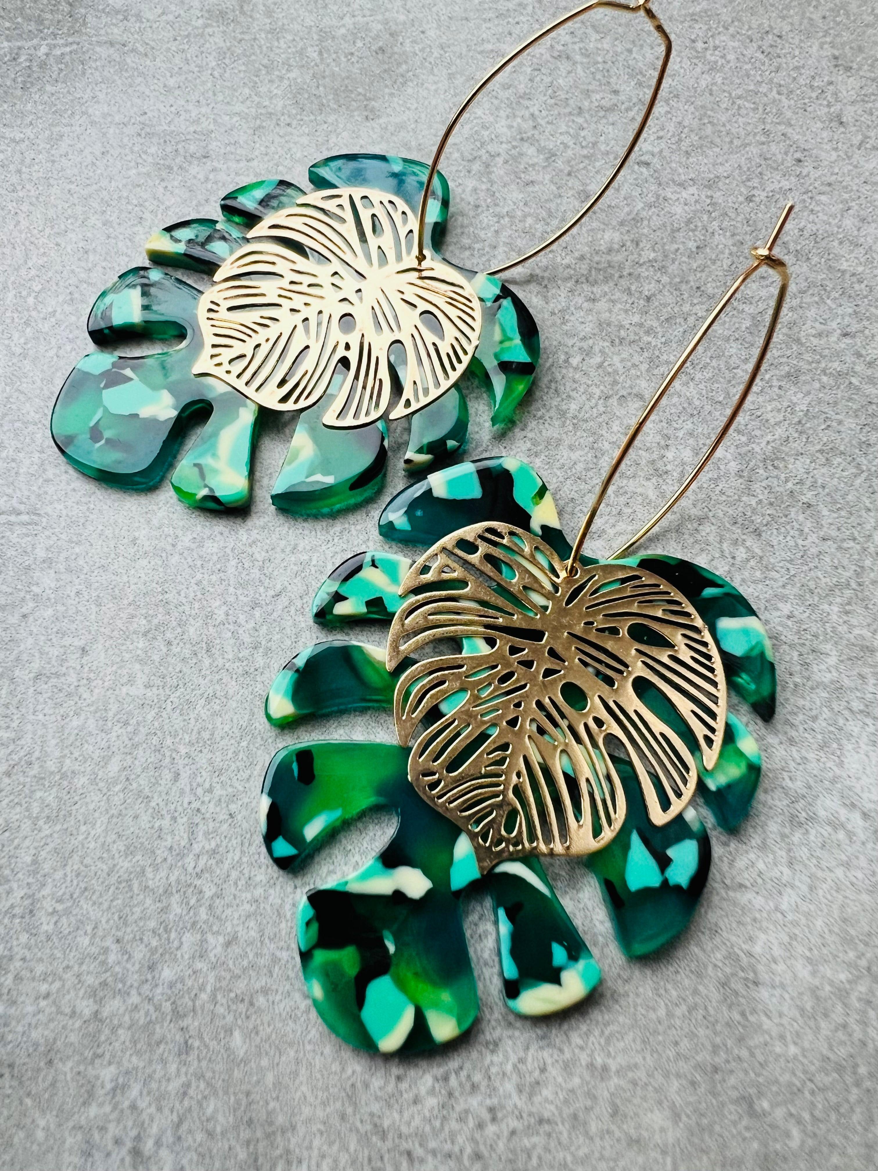 Boucles d’oreilles MADELINE feuilles tropicales vertes et dorées - Créations Uniques - Créations Uniques