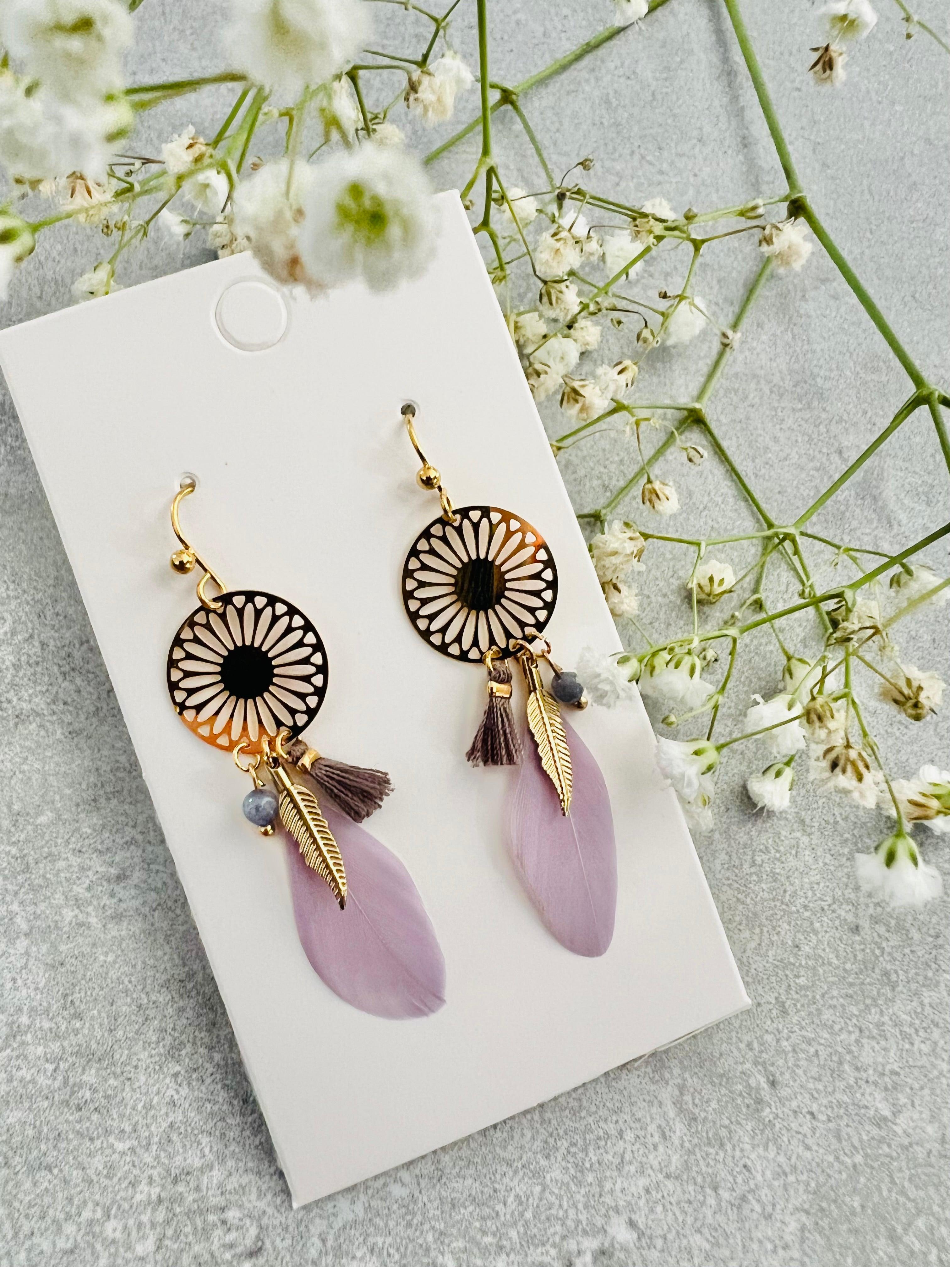 Boucles d’oreilles MIKAELA plumes mauves - Créations Uniques