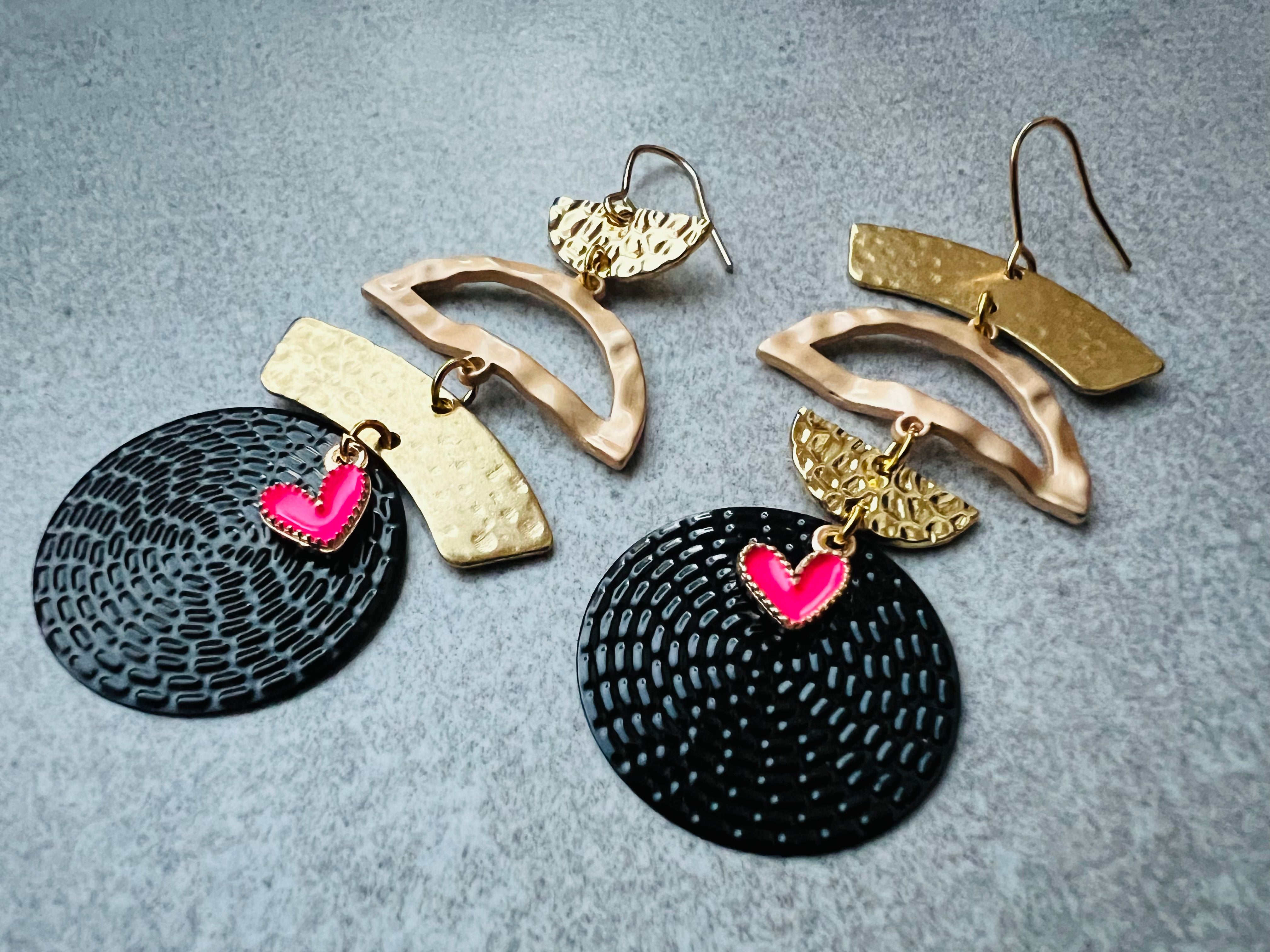 Boucles d’oreilles HORTENSE dorées asymétriques et disques noirs - Créations Uniques - Créations Uniques