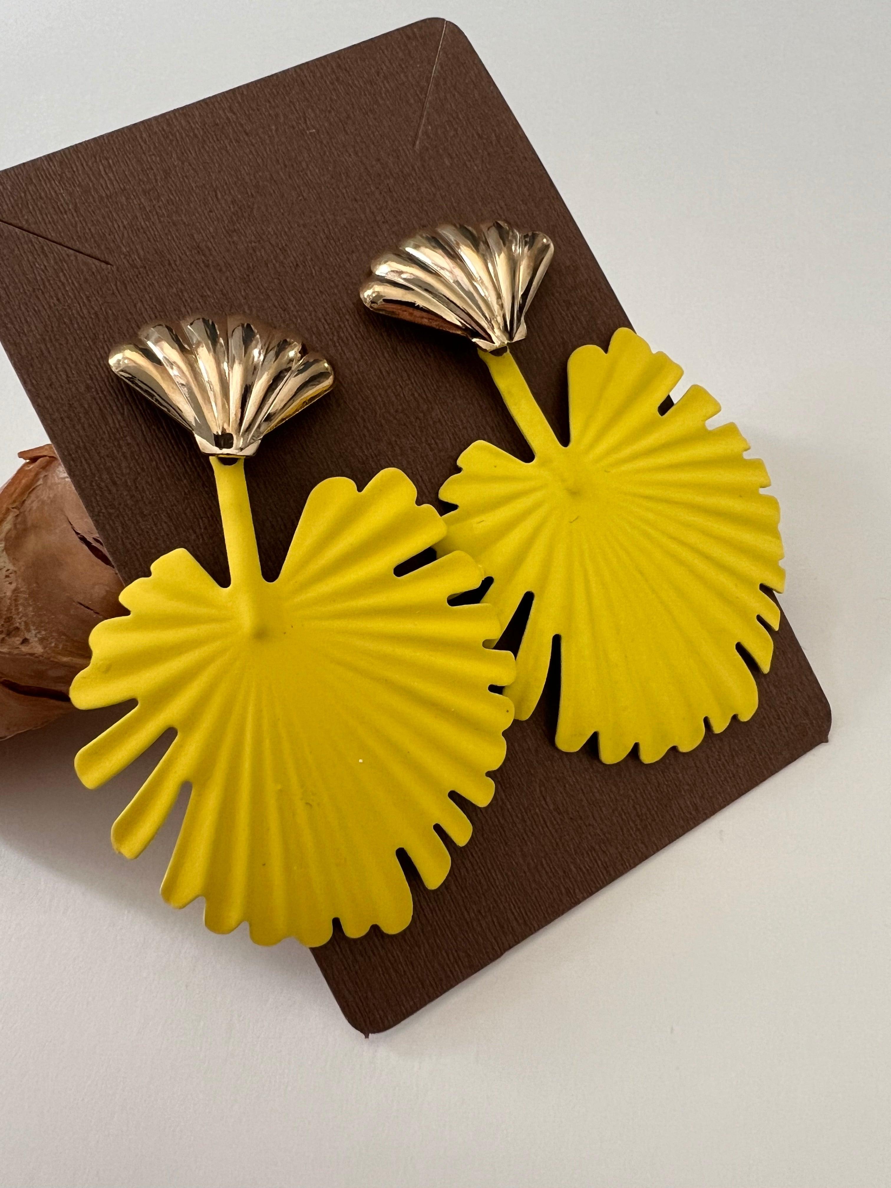 Boucles d’oreilles PHILOMENE feuilles tropicales jaunes - Créations Uniques