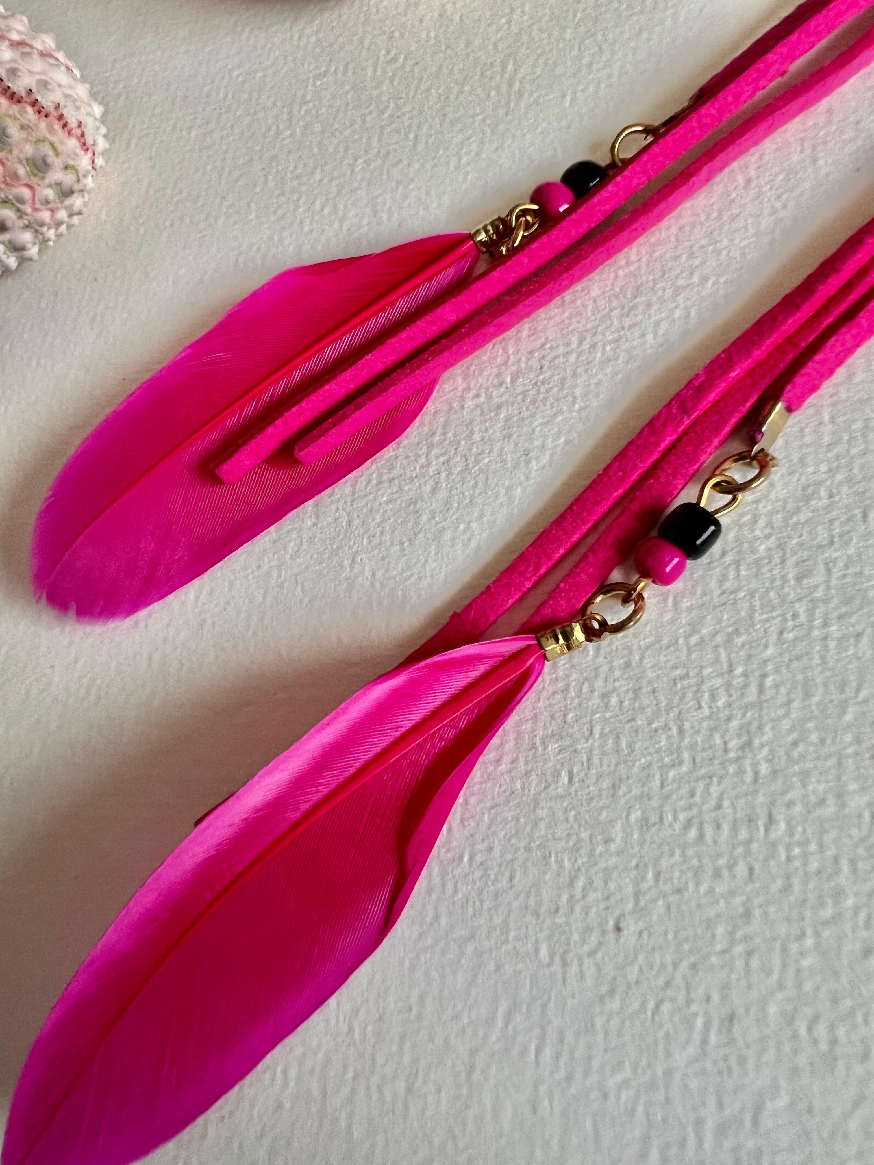 Boucles d’oreilles longues DEVA plumes rose Fuchsia - Créations Uniques